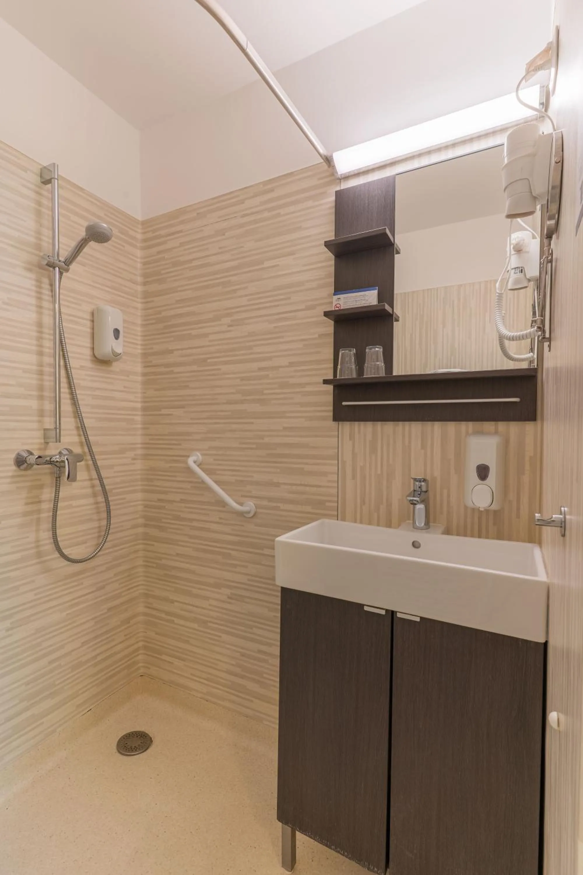 Shower in Klebelsberg Kastély Budapest