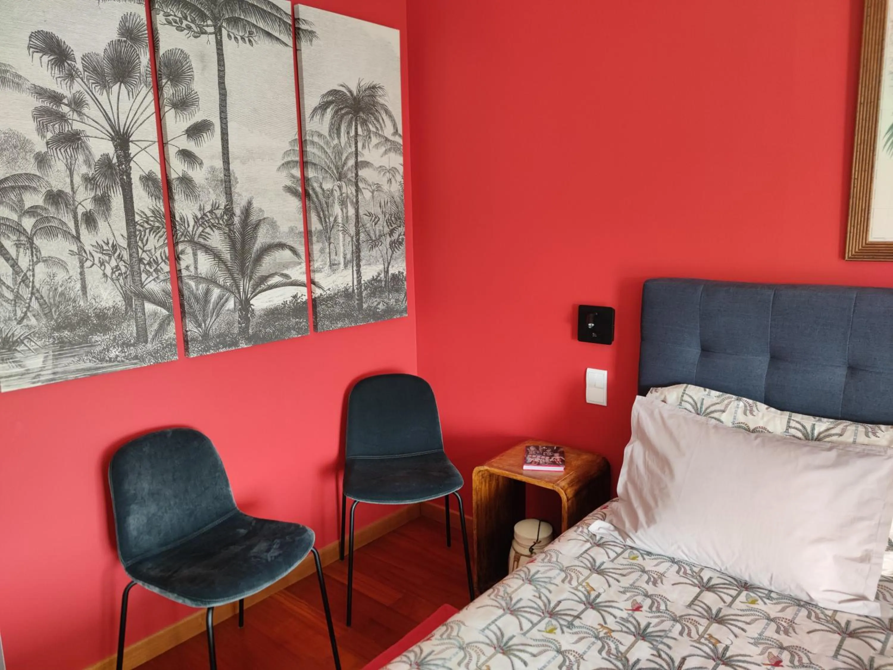 Seating area, Bed in la Palisse