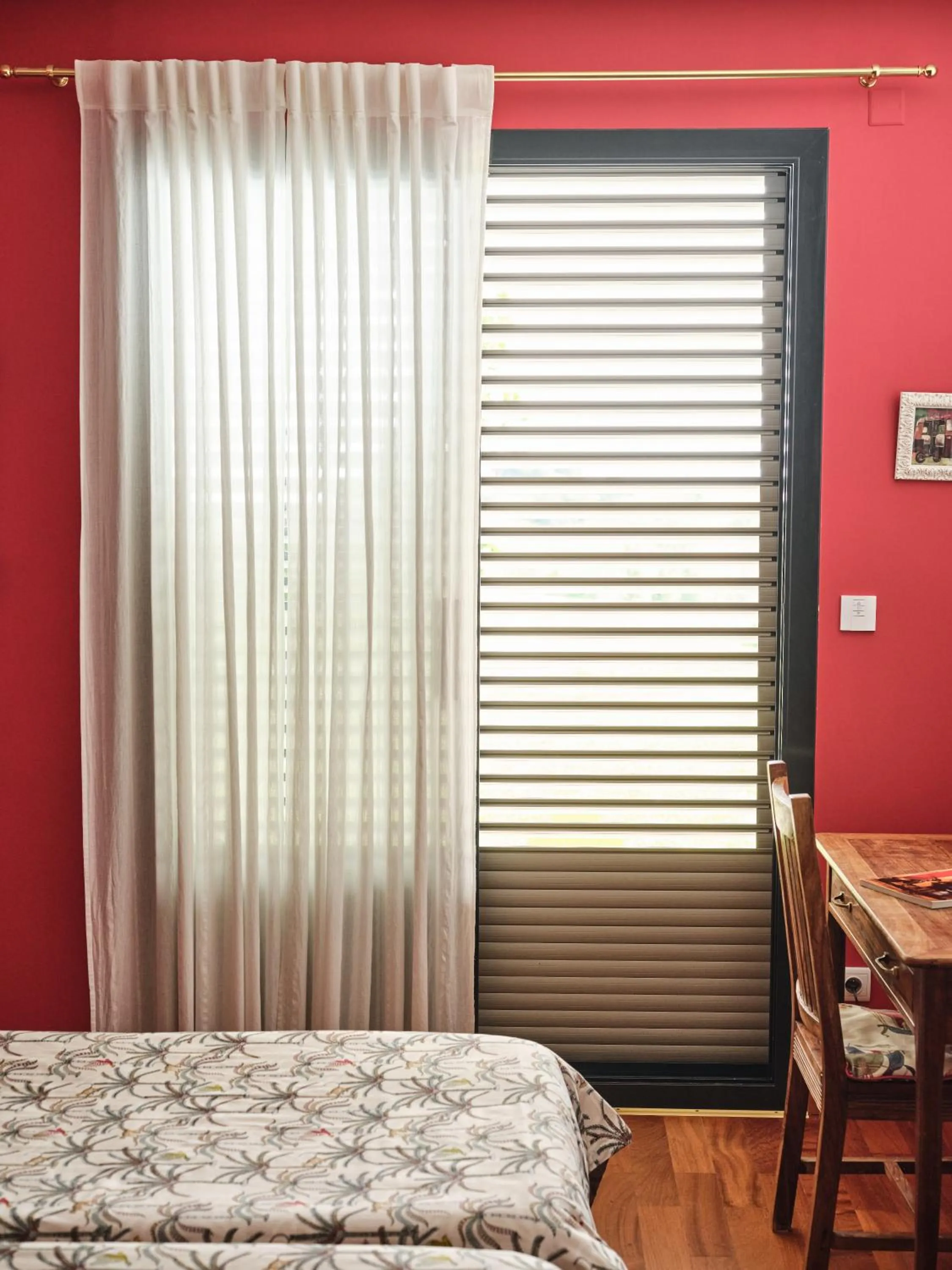 Photo of the whole room, Bed in la Palisse