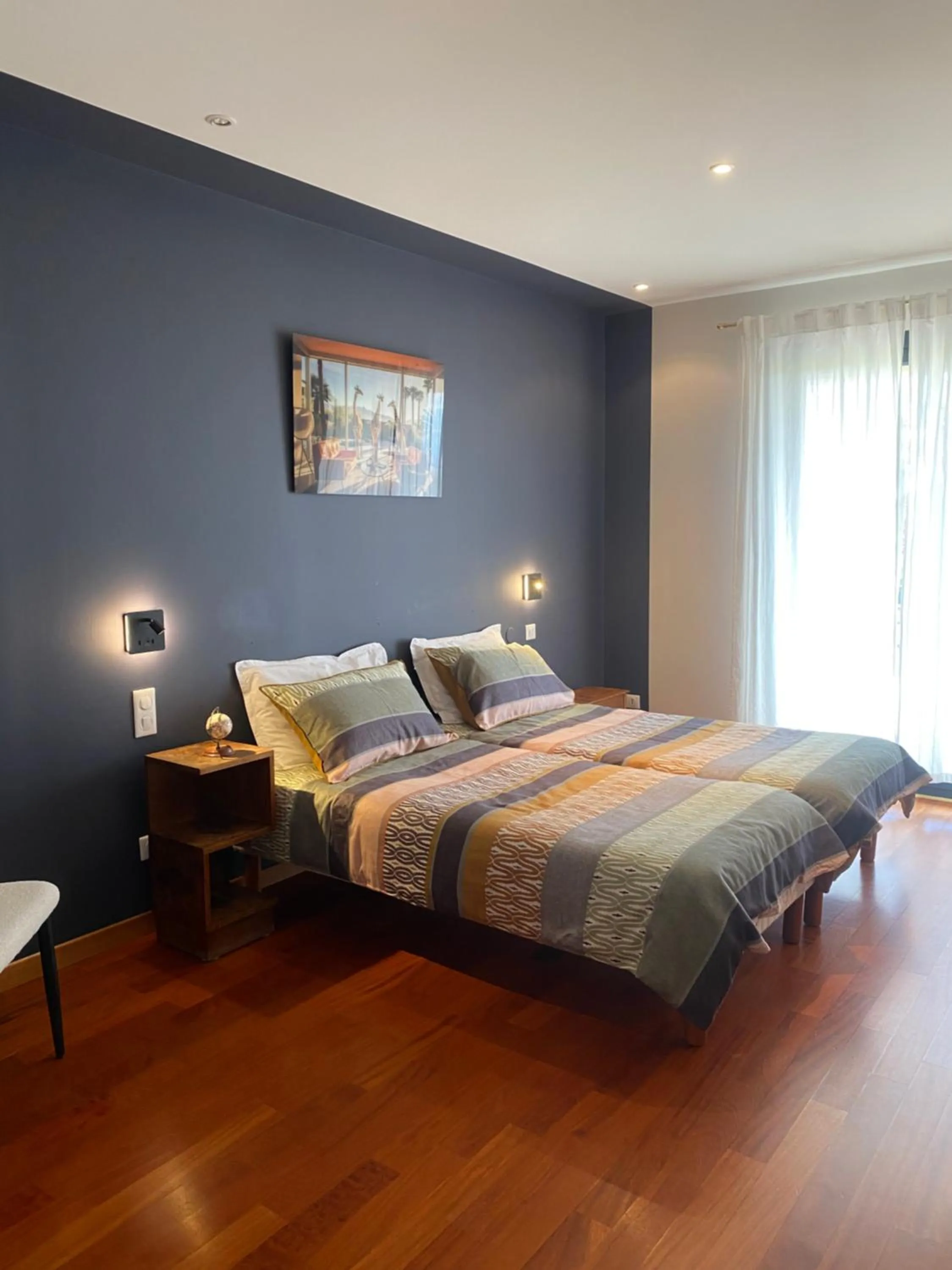 Photo of the whole room, Bed in la Palisse