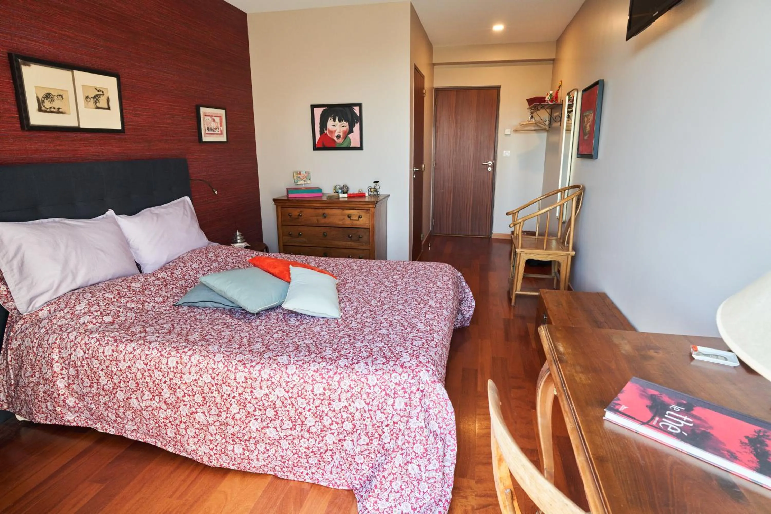 Photo of the whole room, Bed in la Palisse