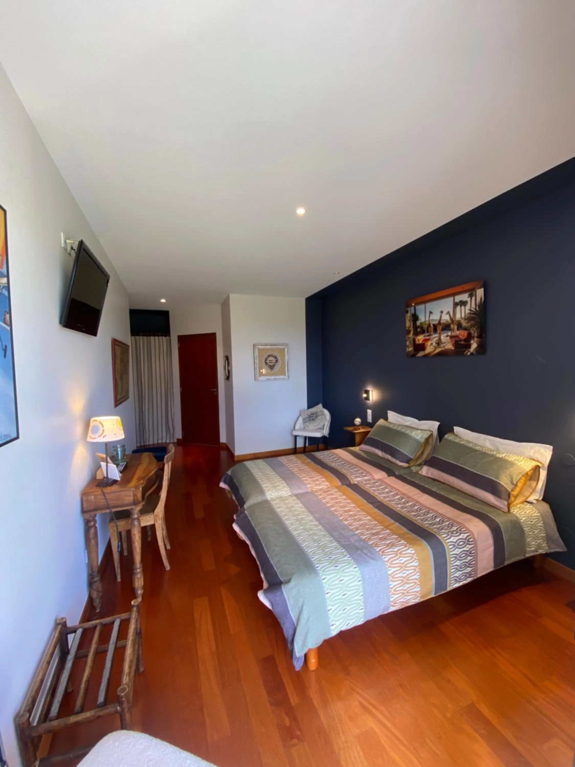 Photo of the whole room, Bed in la Palisse