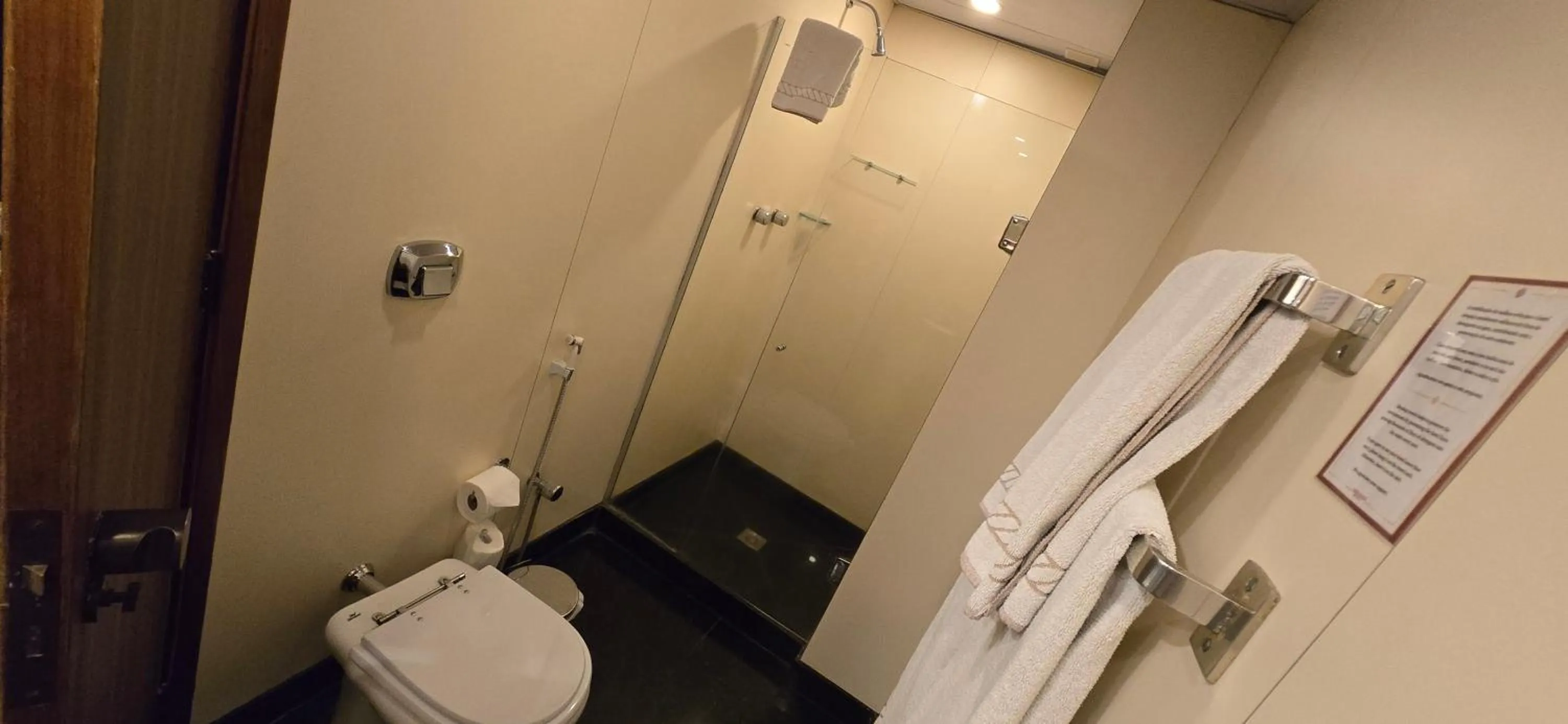 Bathroom in Mirador Rio Copacabana Hotel