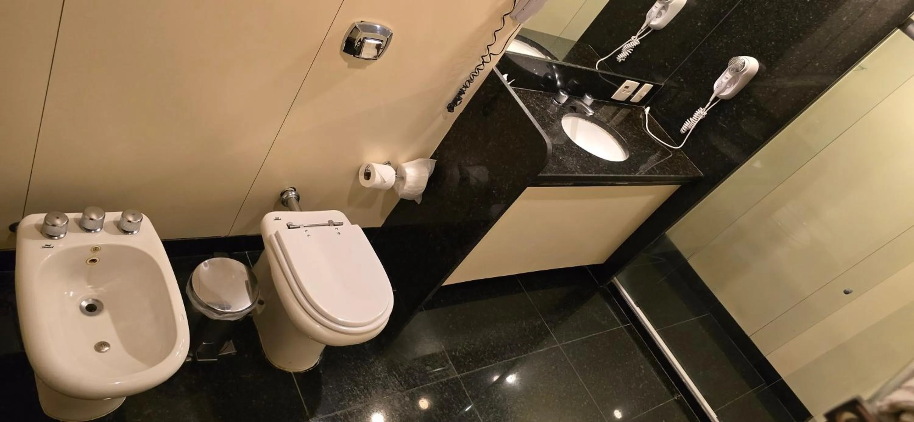 Bathroom in Mirador Rio Copacabana Hotel