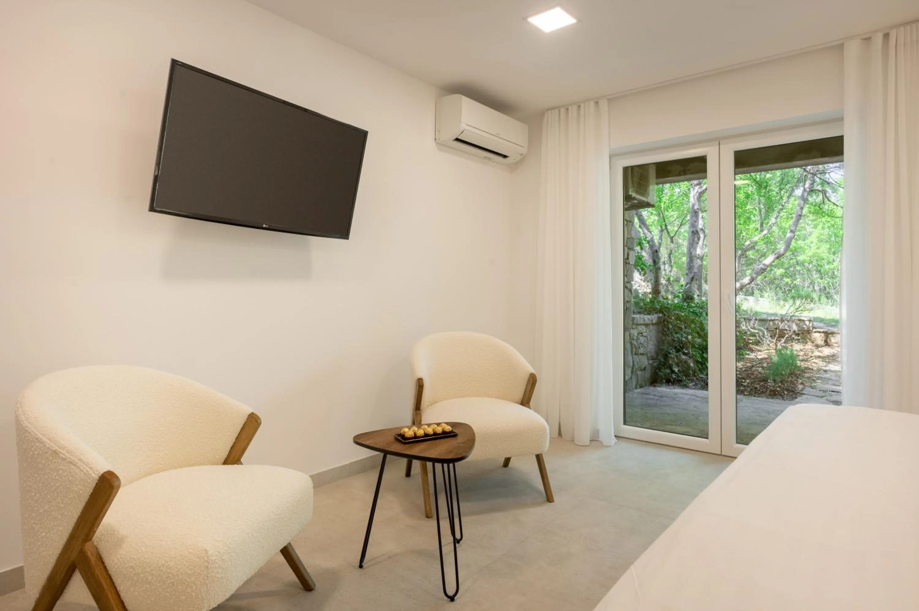 TV and multimedia in Nono Ban Stone & Soul