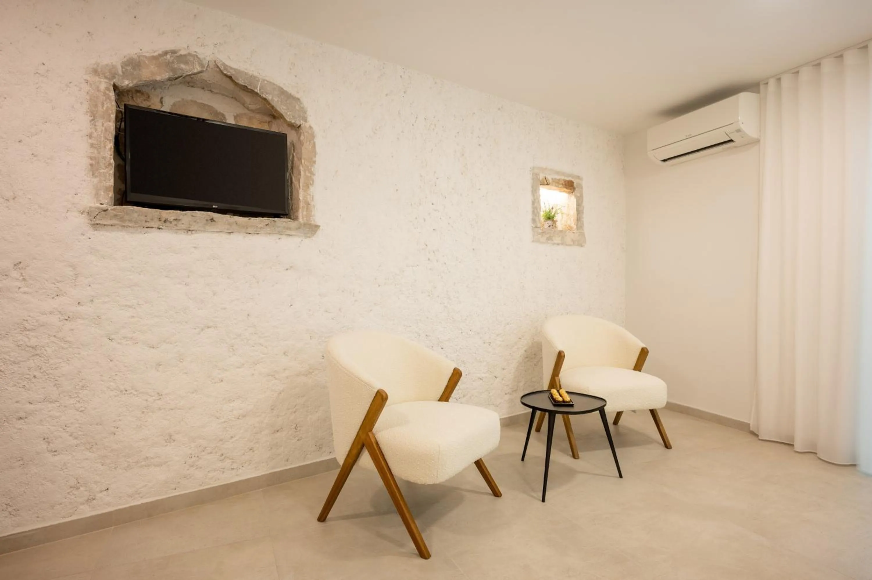 TV and multimedia in Nono Ban Stone & Soul