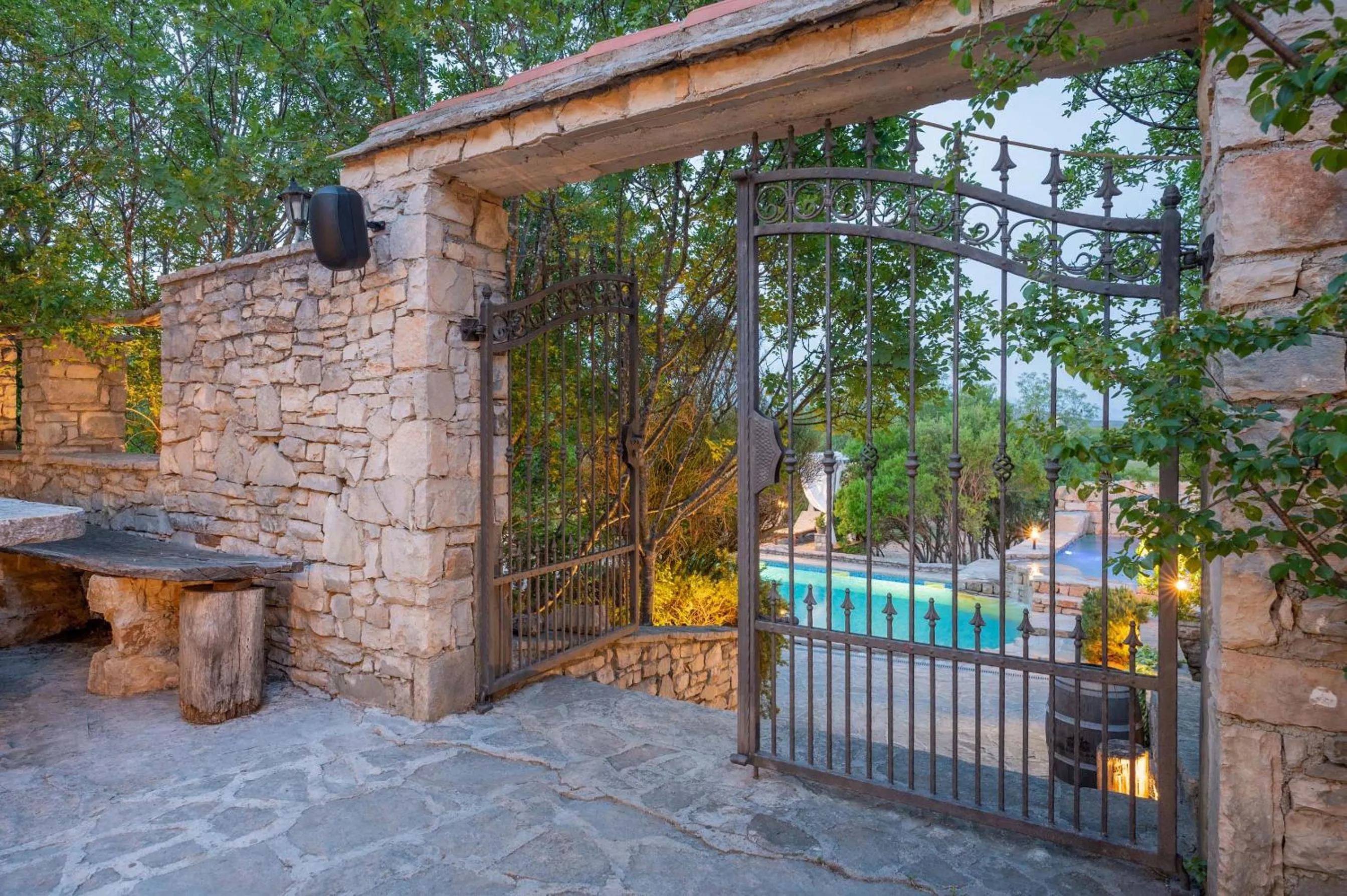 Restaurant/places to eat in Nono Ban Stone & Soul