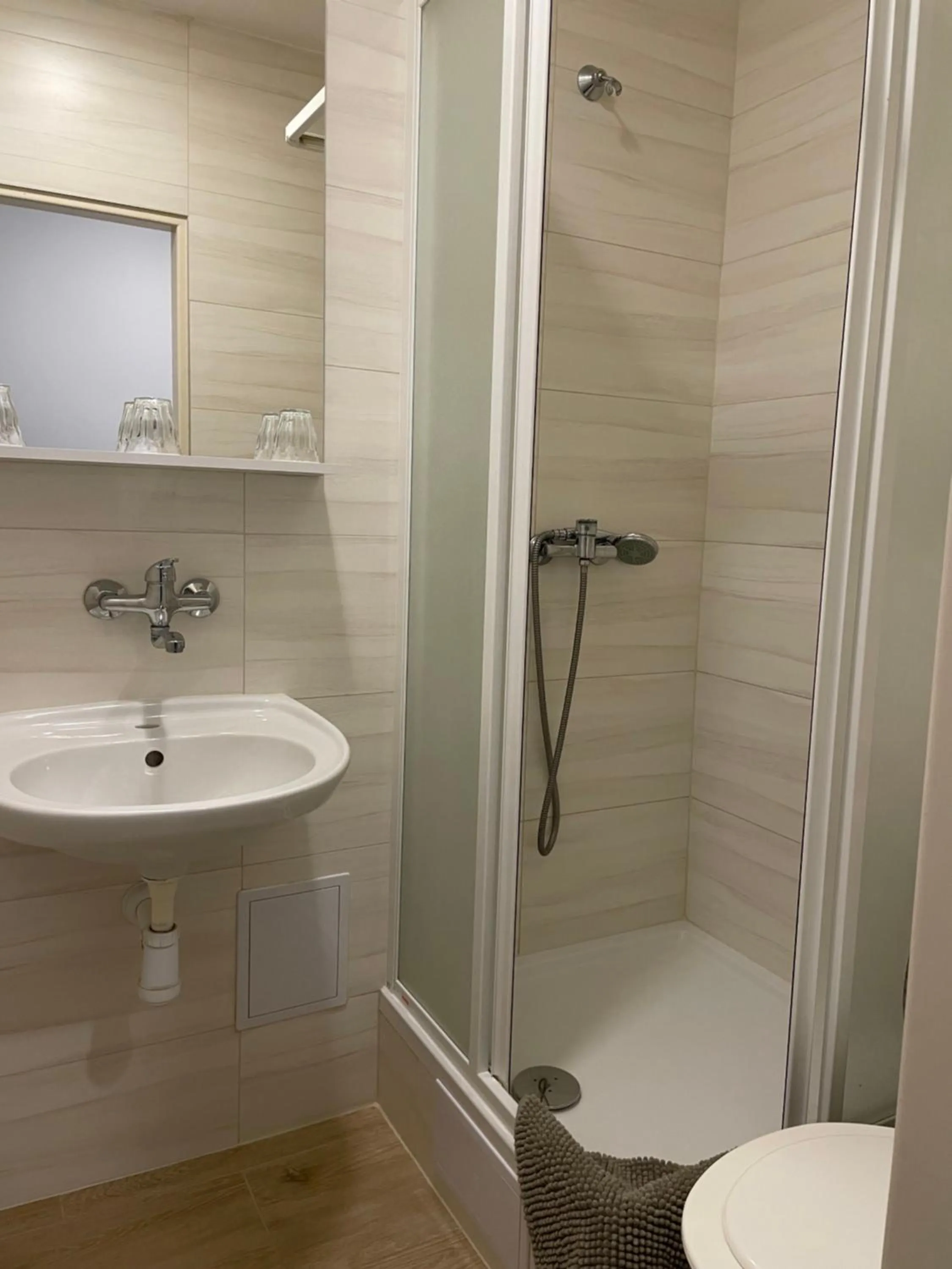 Shower in Hotel Remy