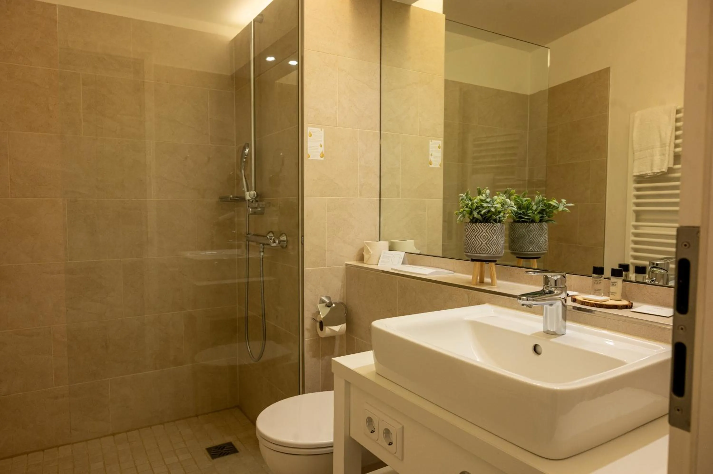 Bathroom in Landhotel Jann Hinsch Hof