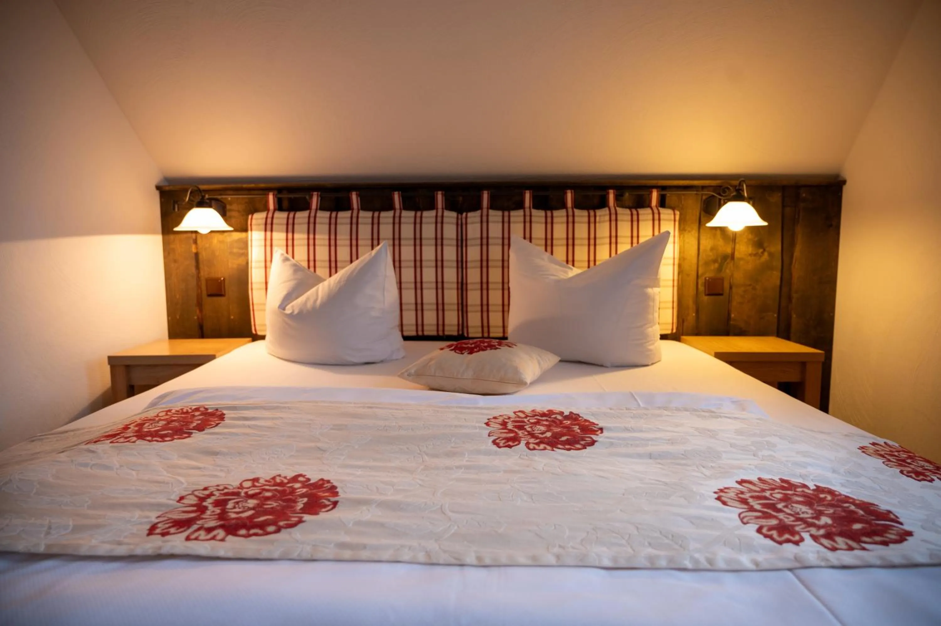 Photo of the whole room, Bed in Landhotel Jann Hinsch Hof