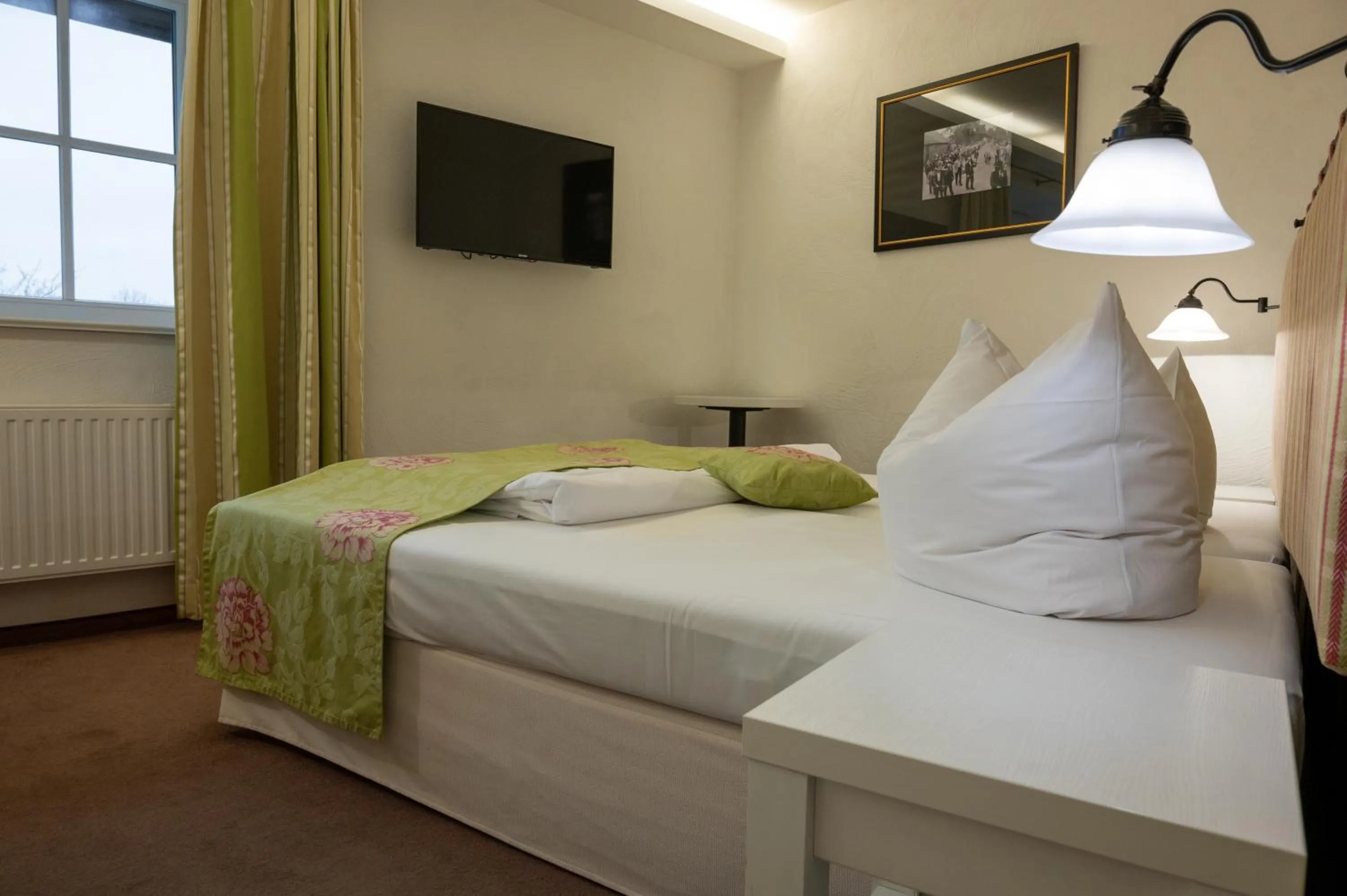 Photo of the whole room, Bed in Landhotel Jann Hinsch Hof