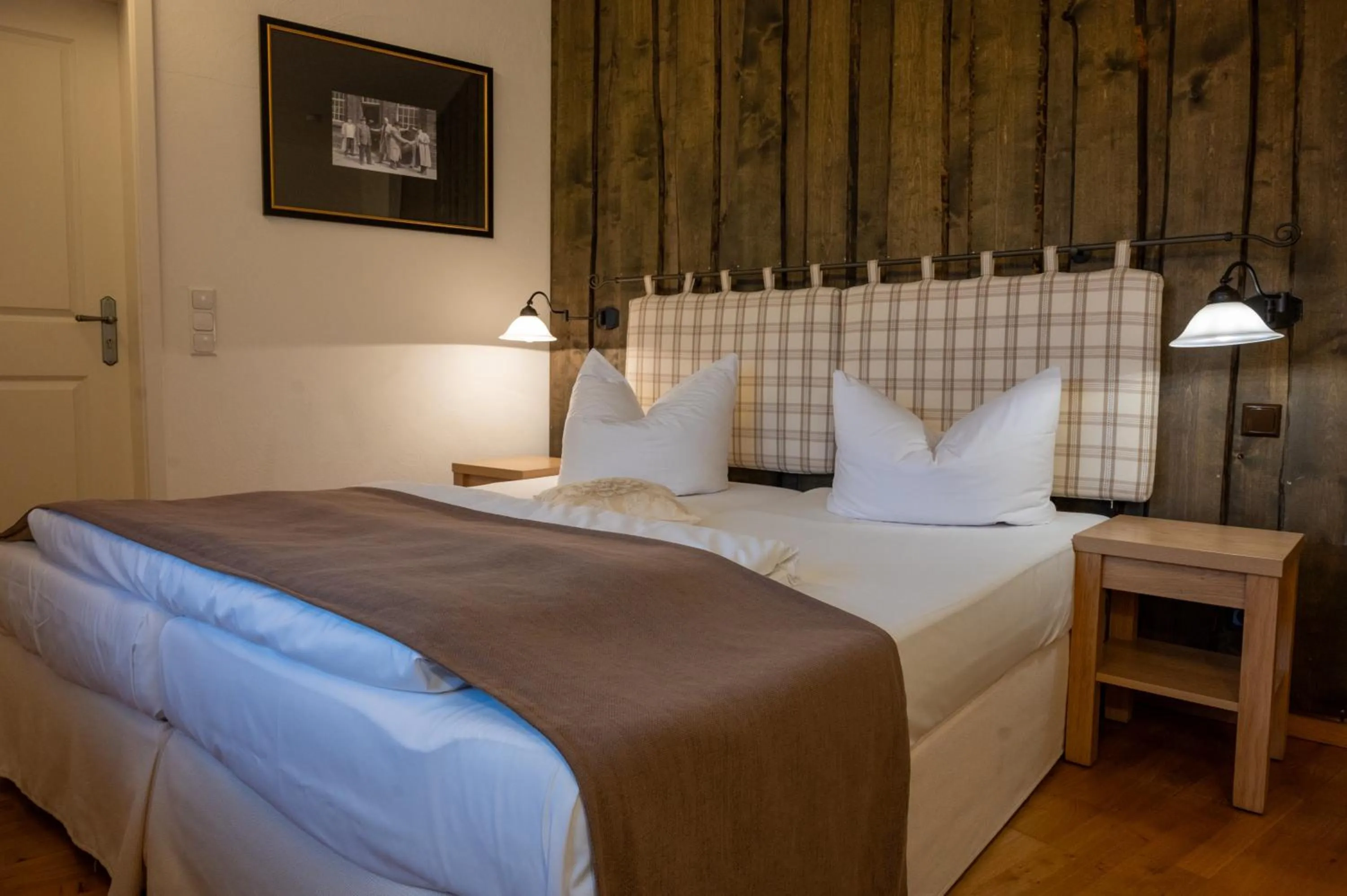 Photo of the whole room, Bed in Landhotel Jann Hinsch Hof