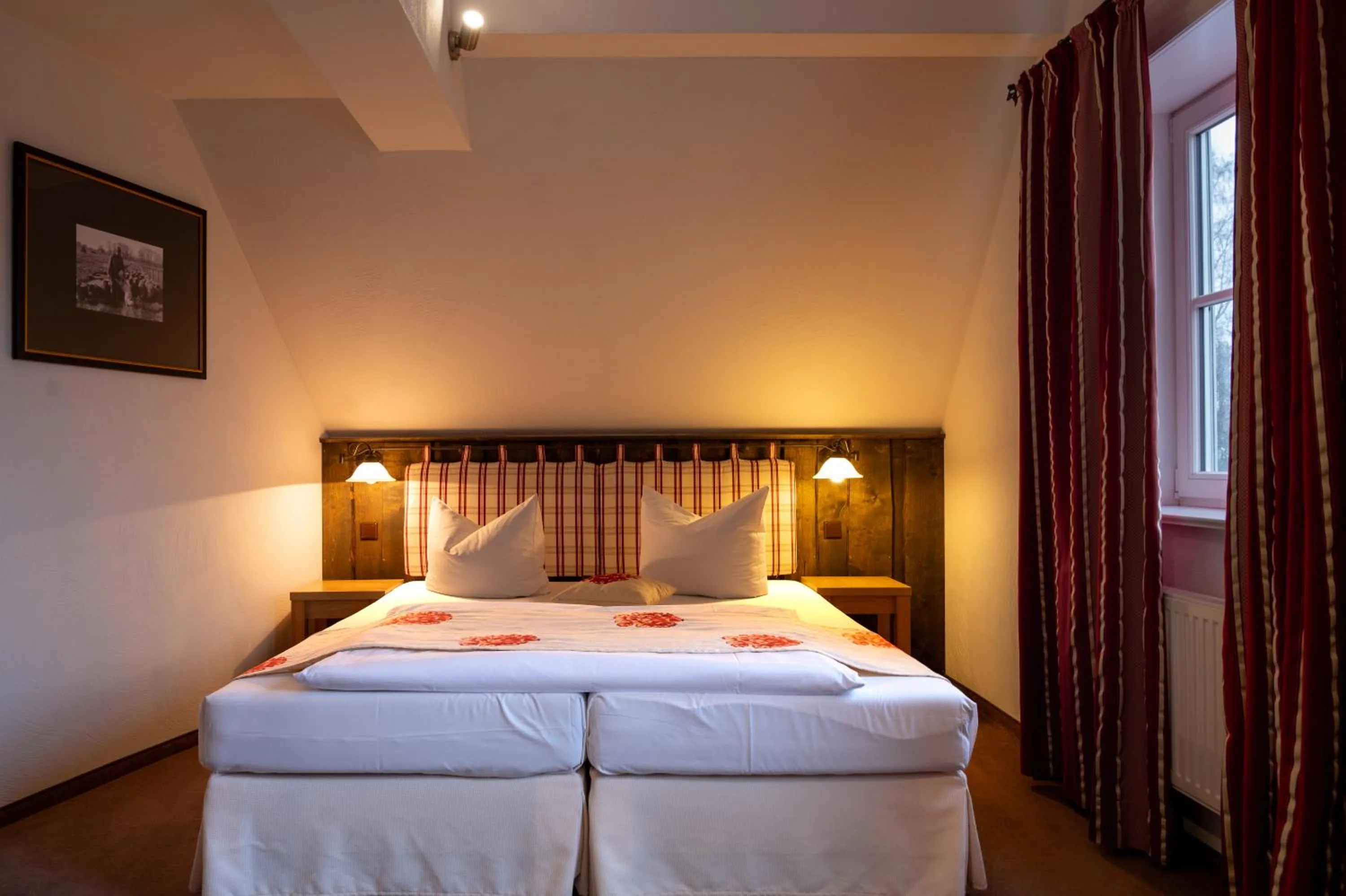 Photo of the whole room, Bed in Landhotel Jann Hinsch Hof