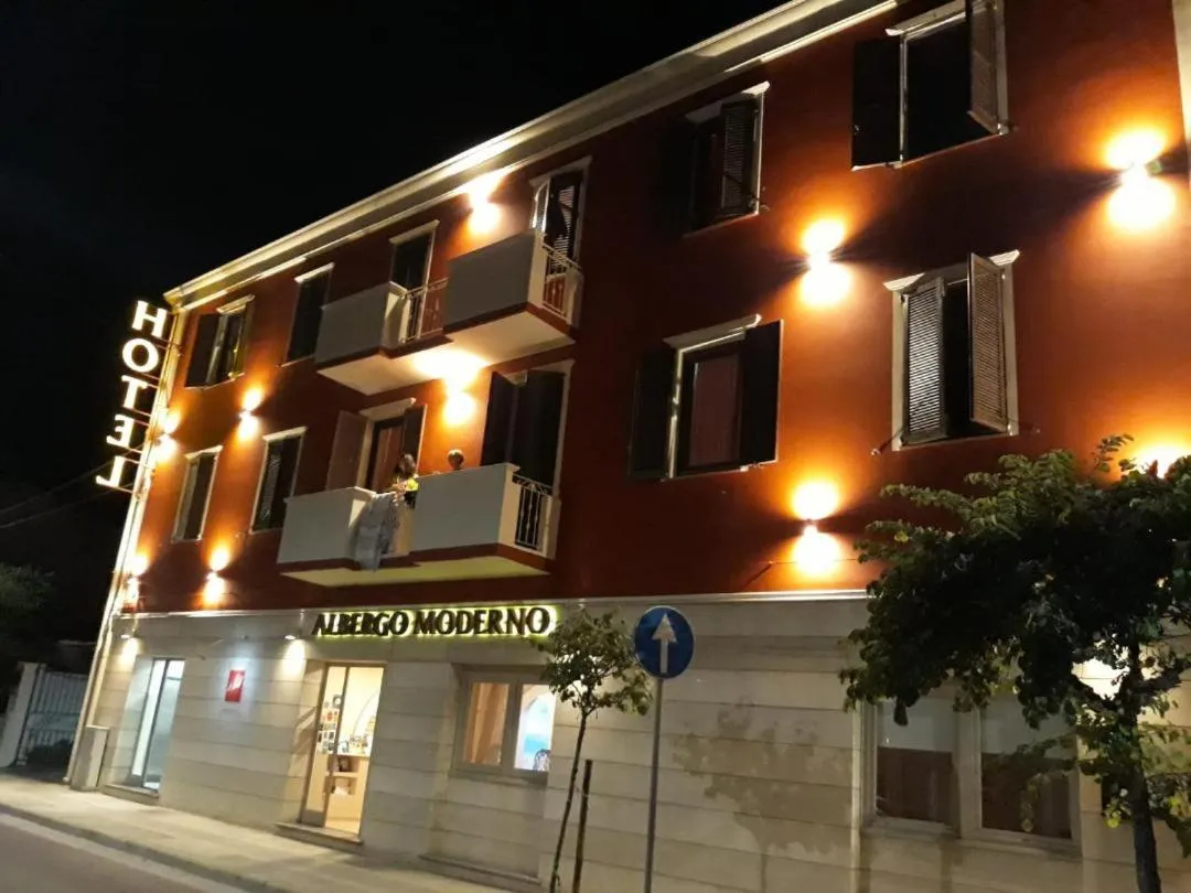Property building in Hotel Moderno