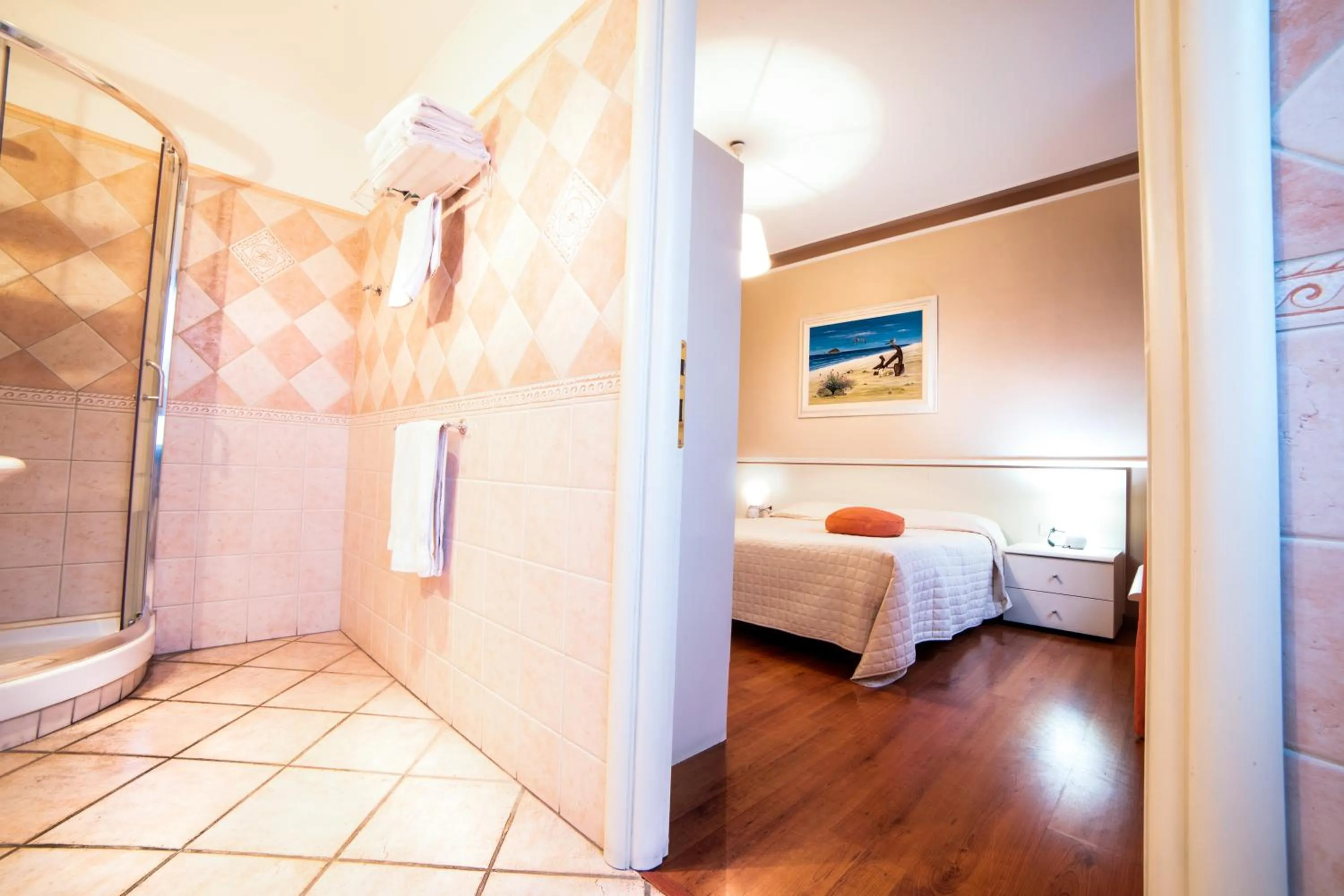 Bathroom, Bed in Hotel Moderno