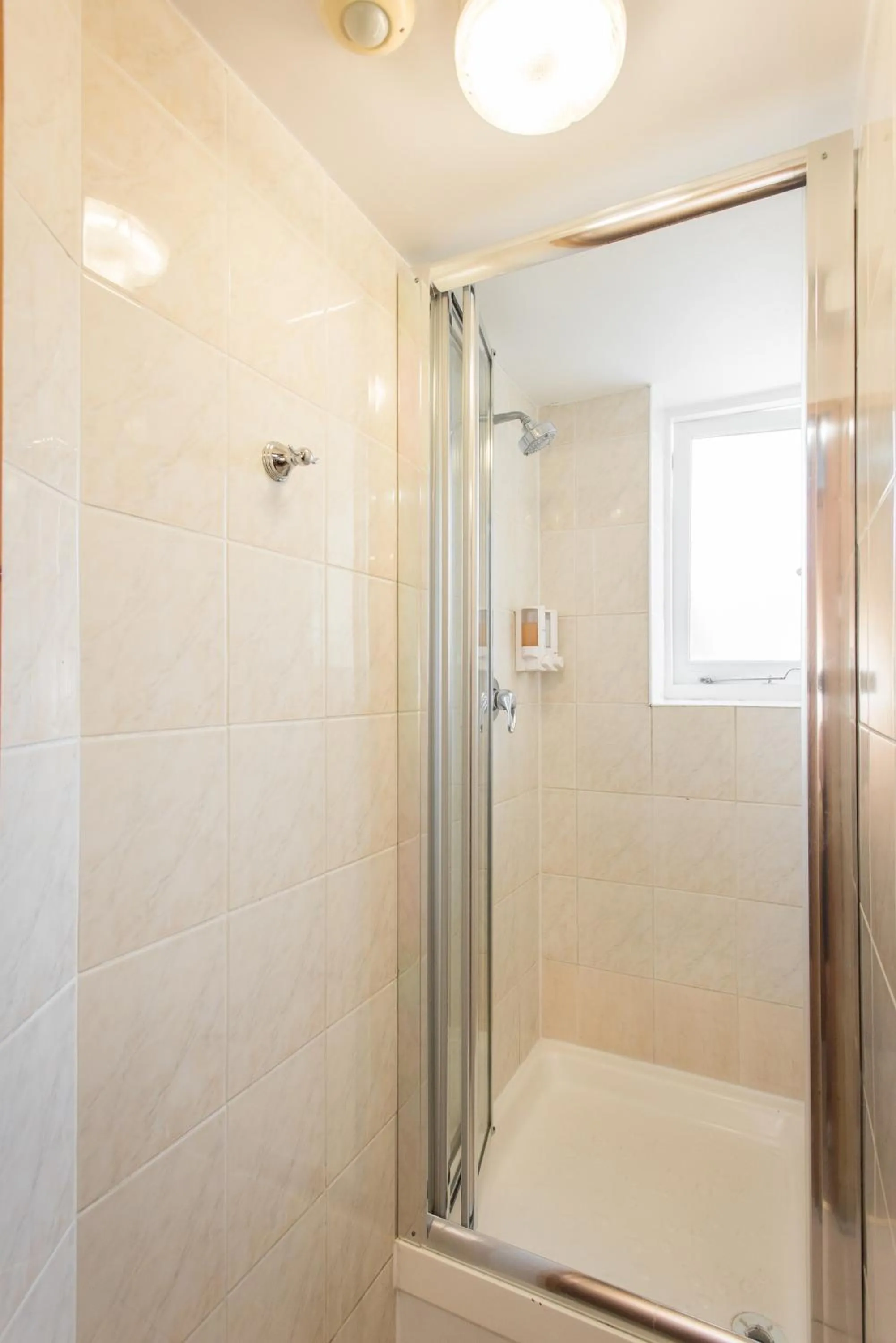 Shower, Bathroom in Hotel Strand Continental