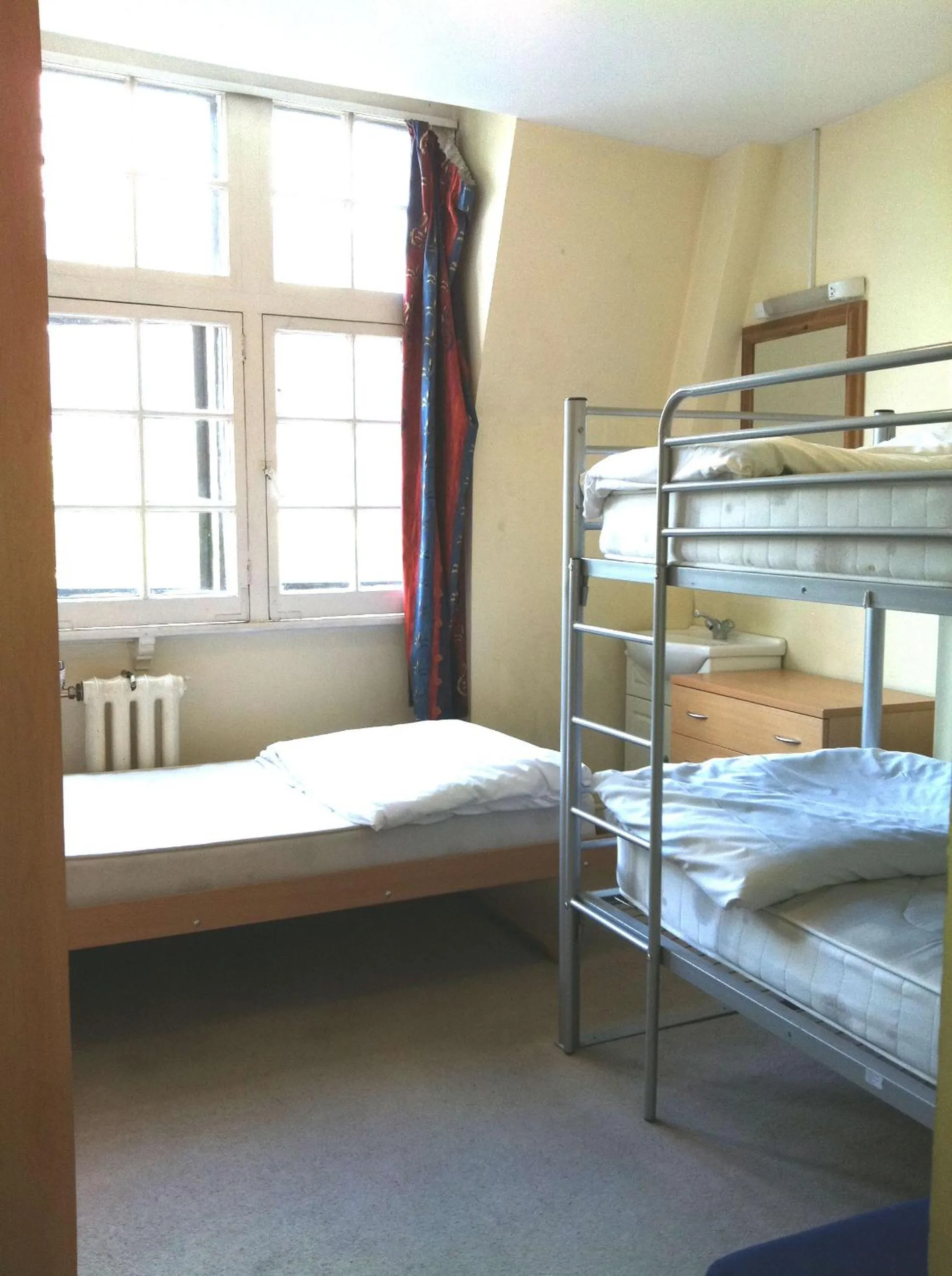 Bed, Bunk Bed in Hotel Strand Continental