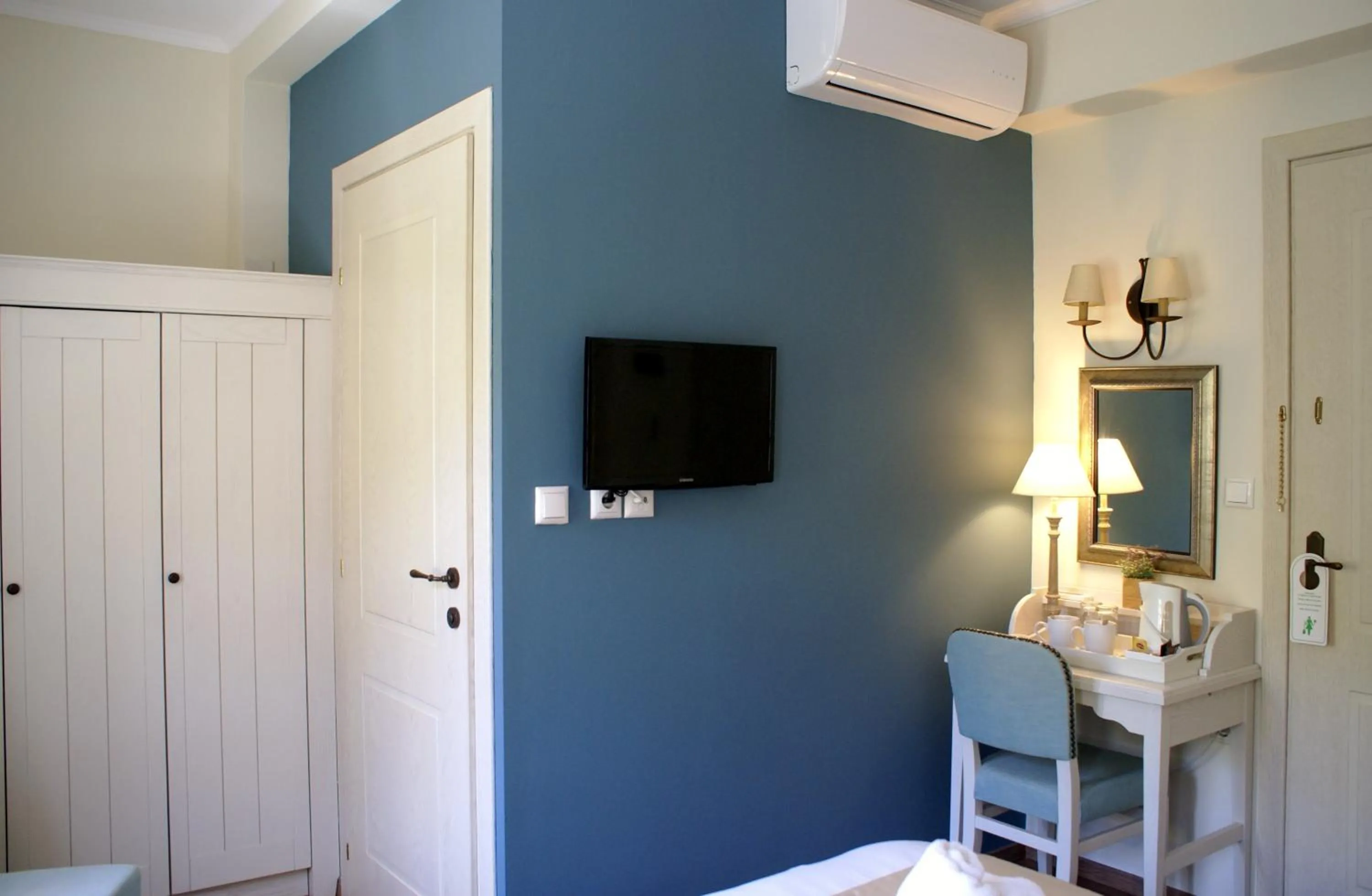 Photo of the whole room in Gamila Rocks Mountain Hotel
