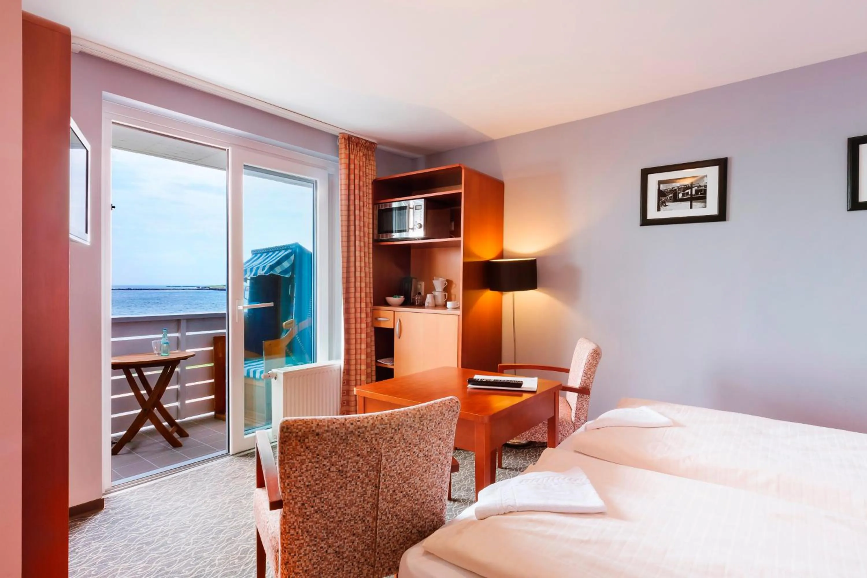 Coffee/tea facilities, Bed in Hotel Helgoländer Klassik