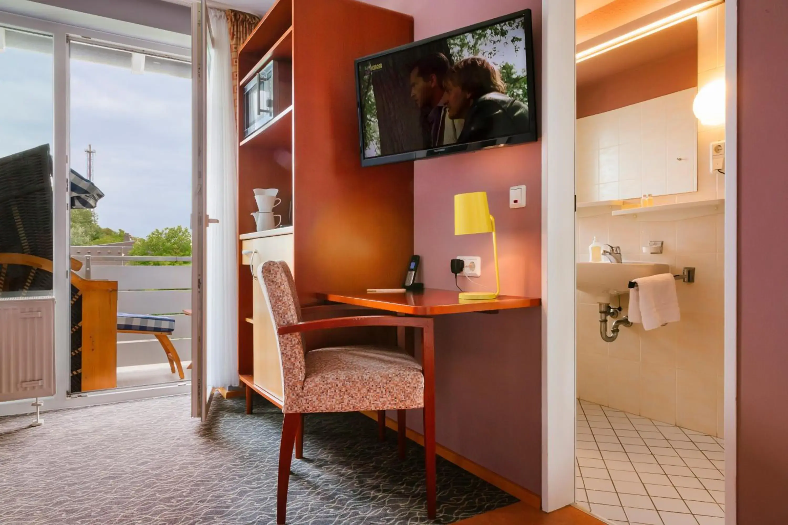 Single Room with Balcony in Hotel Helgoländer Klassik Single Room with Balcony in Hotel Helgoländer Klassik