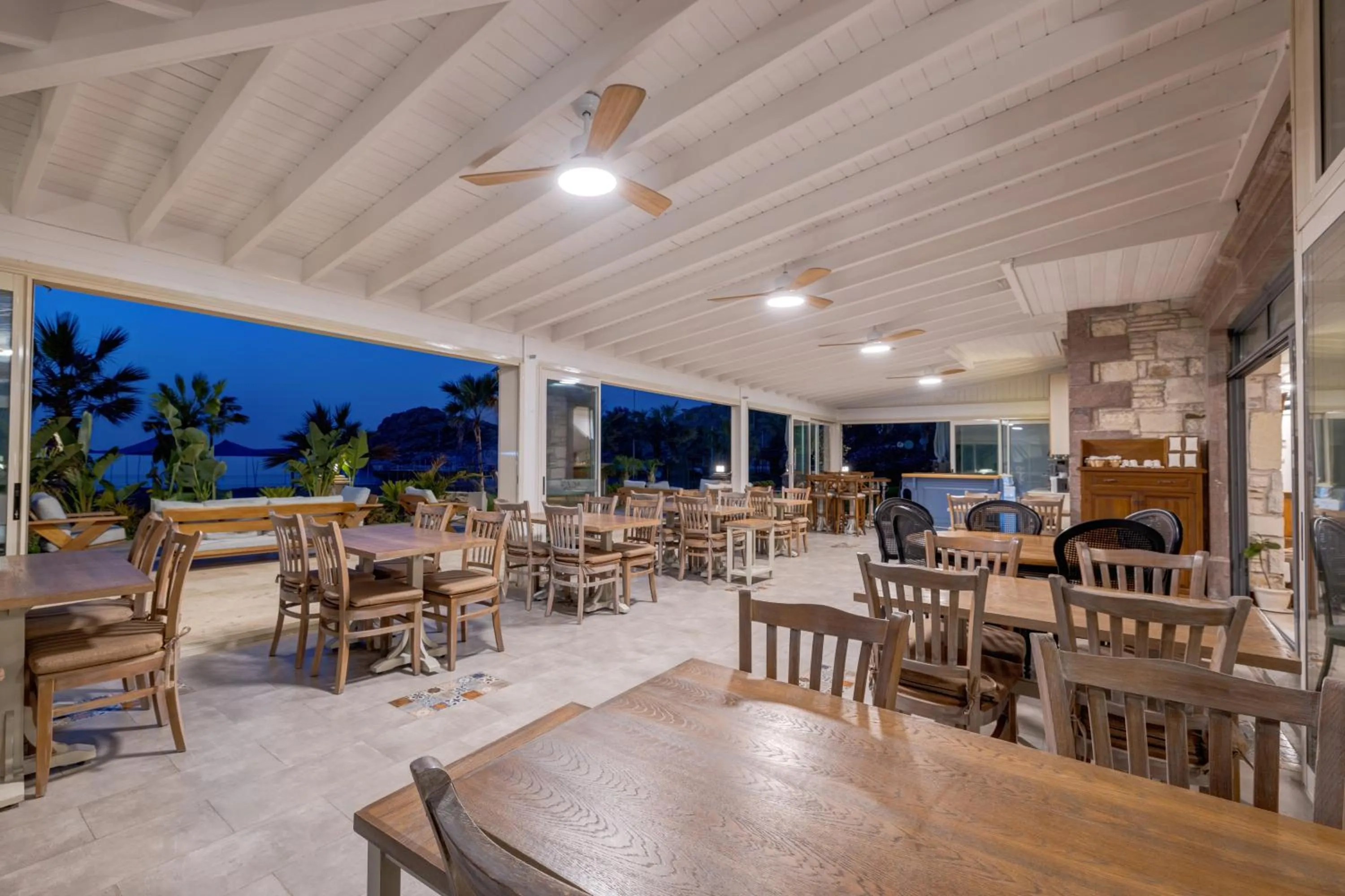 Restaurant/places to eat in Navalia Hotel