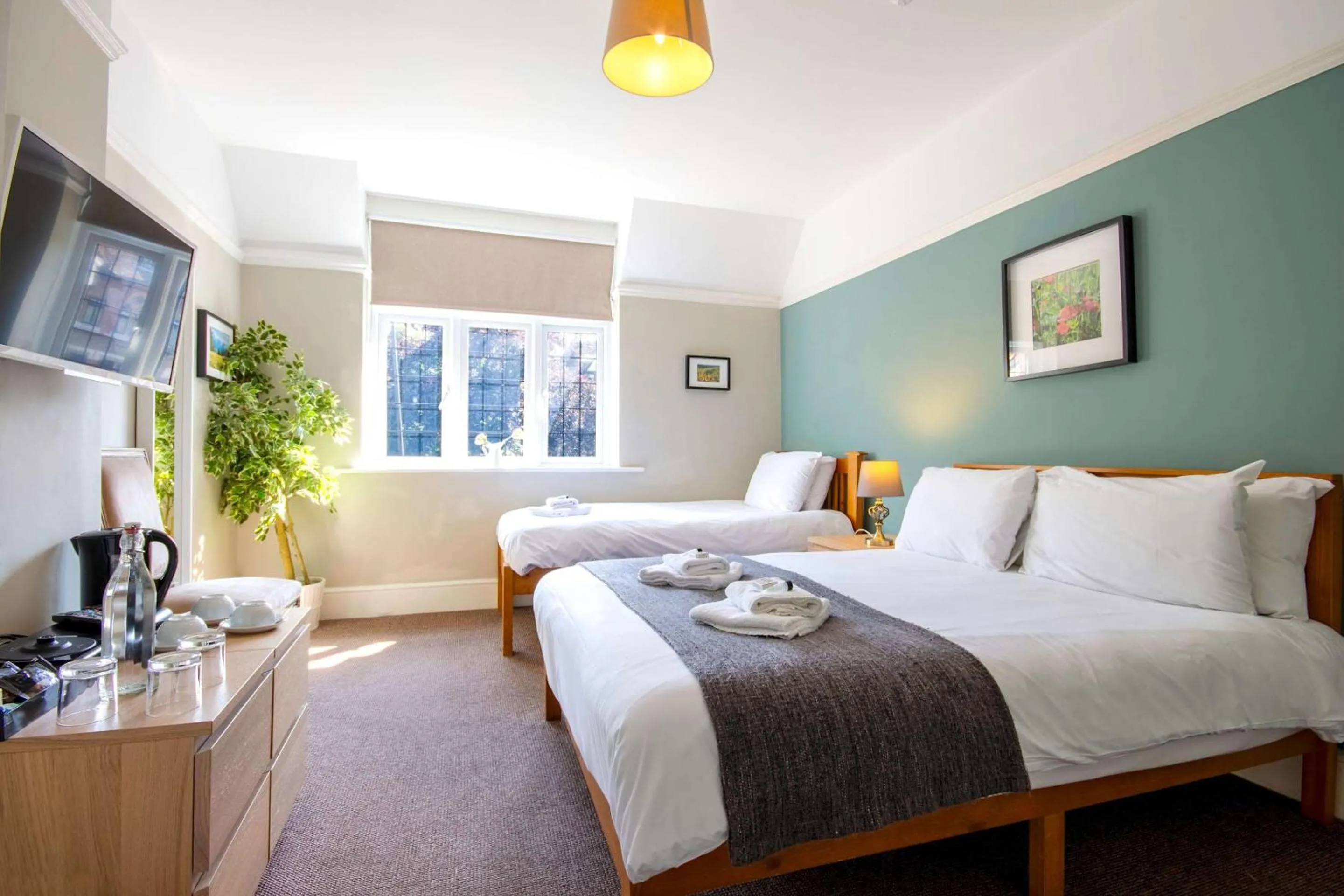 Bedroom, Bed in The Green W7