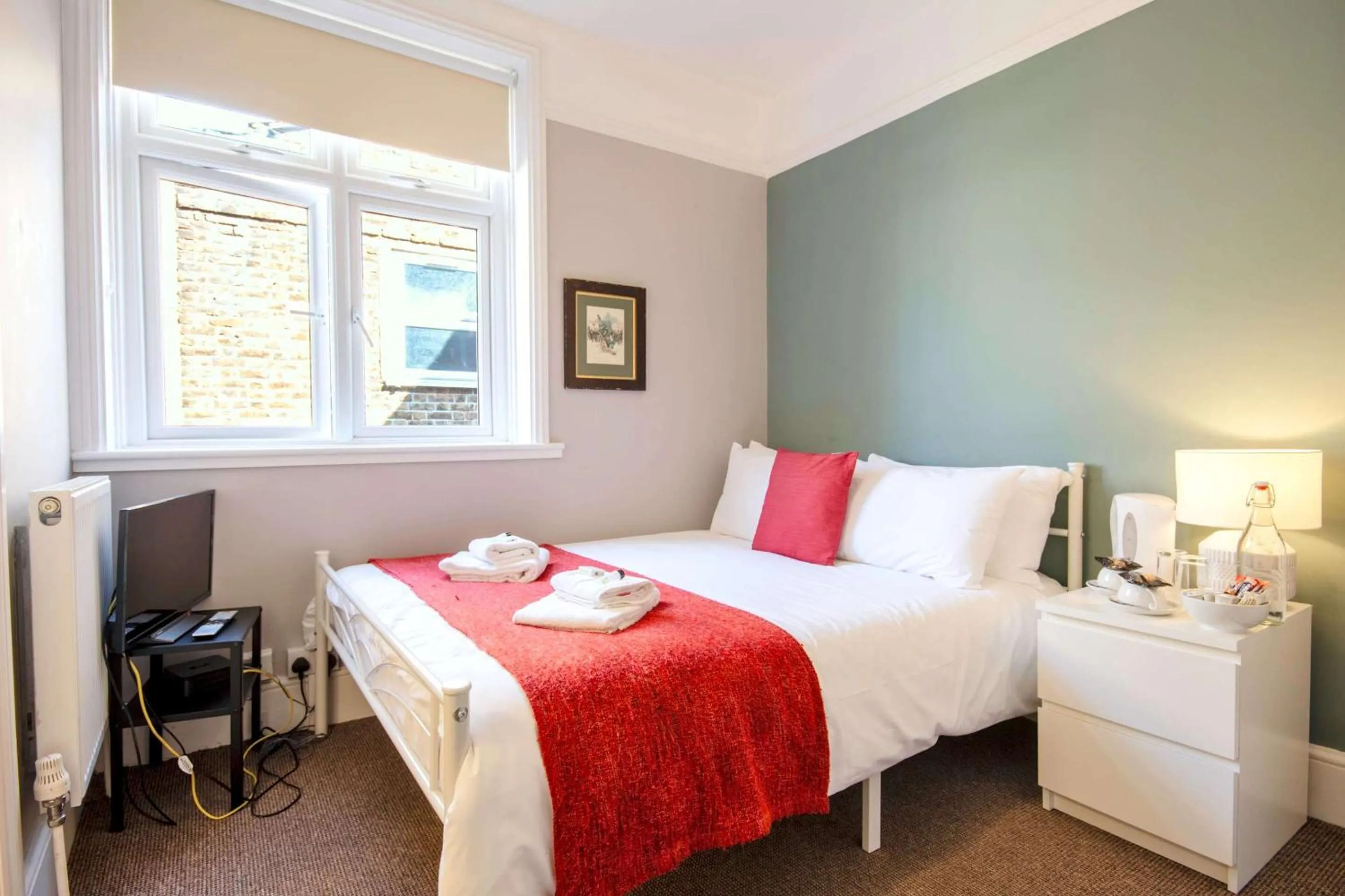 Bedroom, Bed in The Green W7