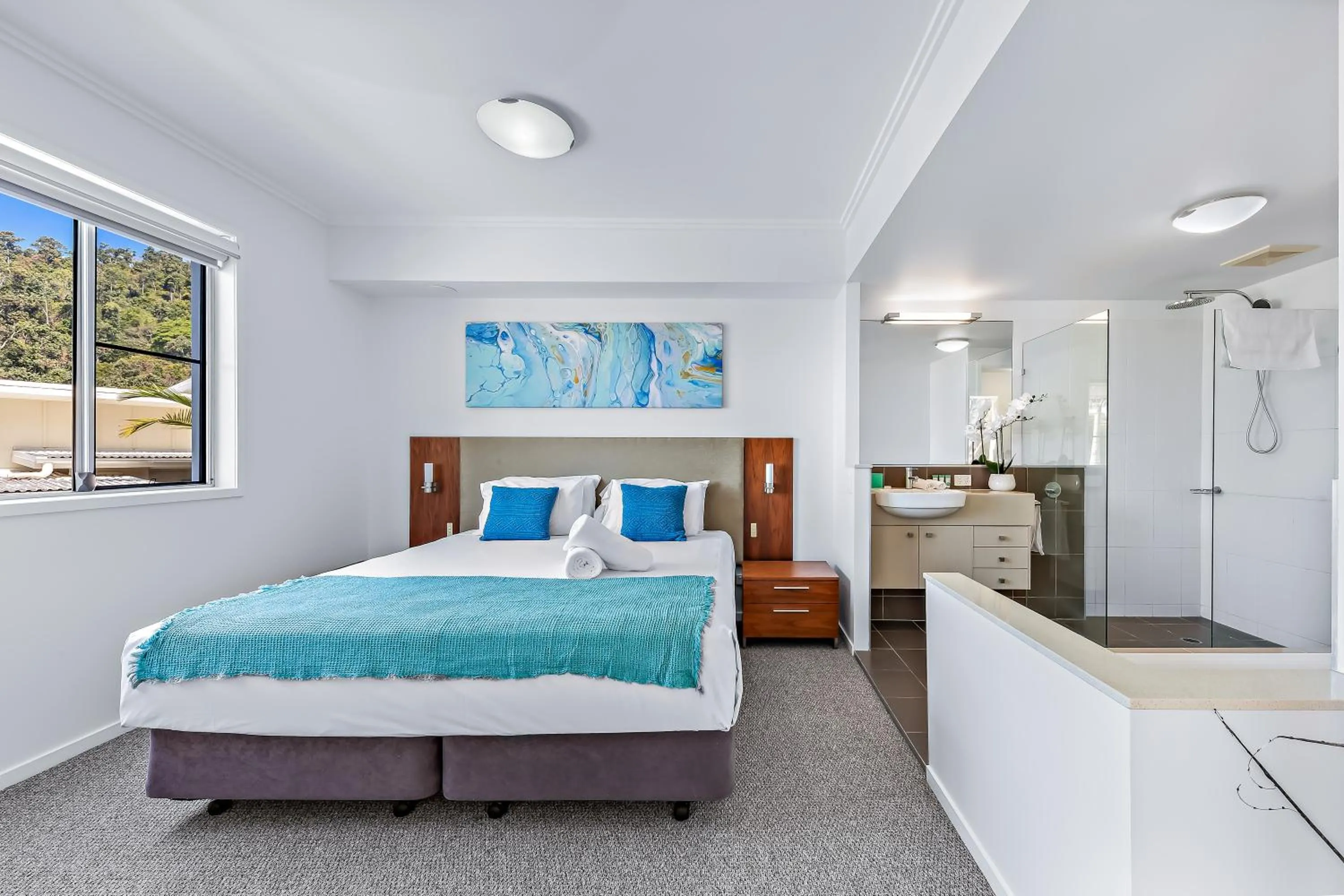 Bedroom, Bed in Airlie Summit Apartments