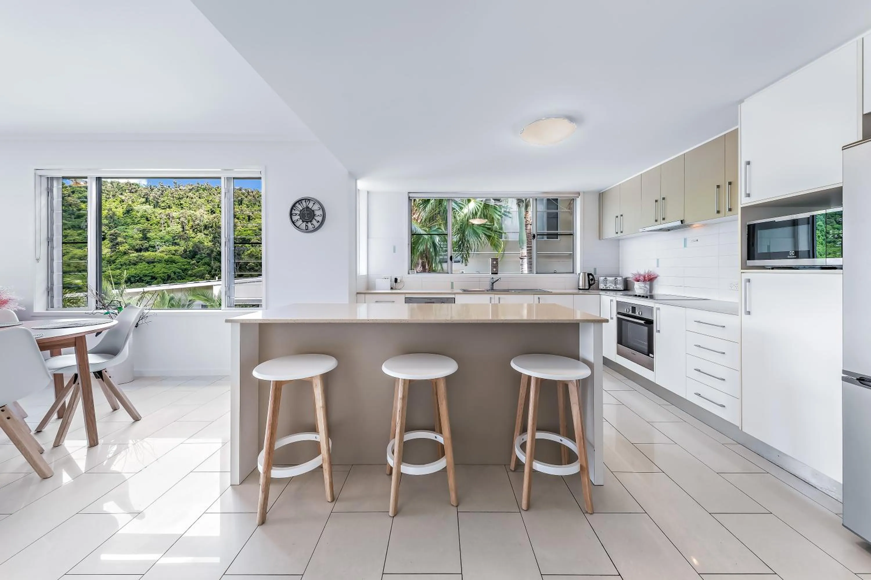Kitchen or kitchenette in Airlie Summit Apartments