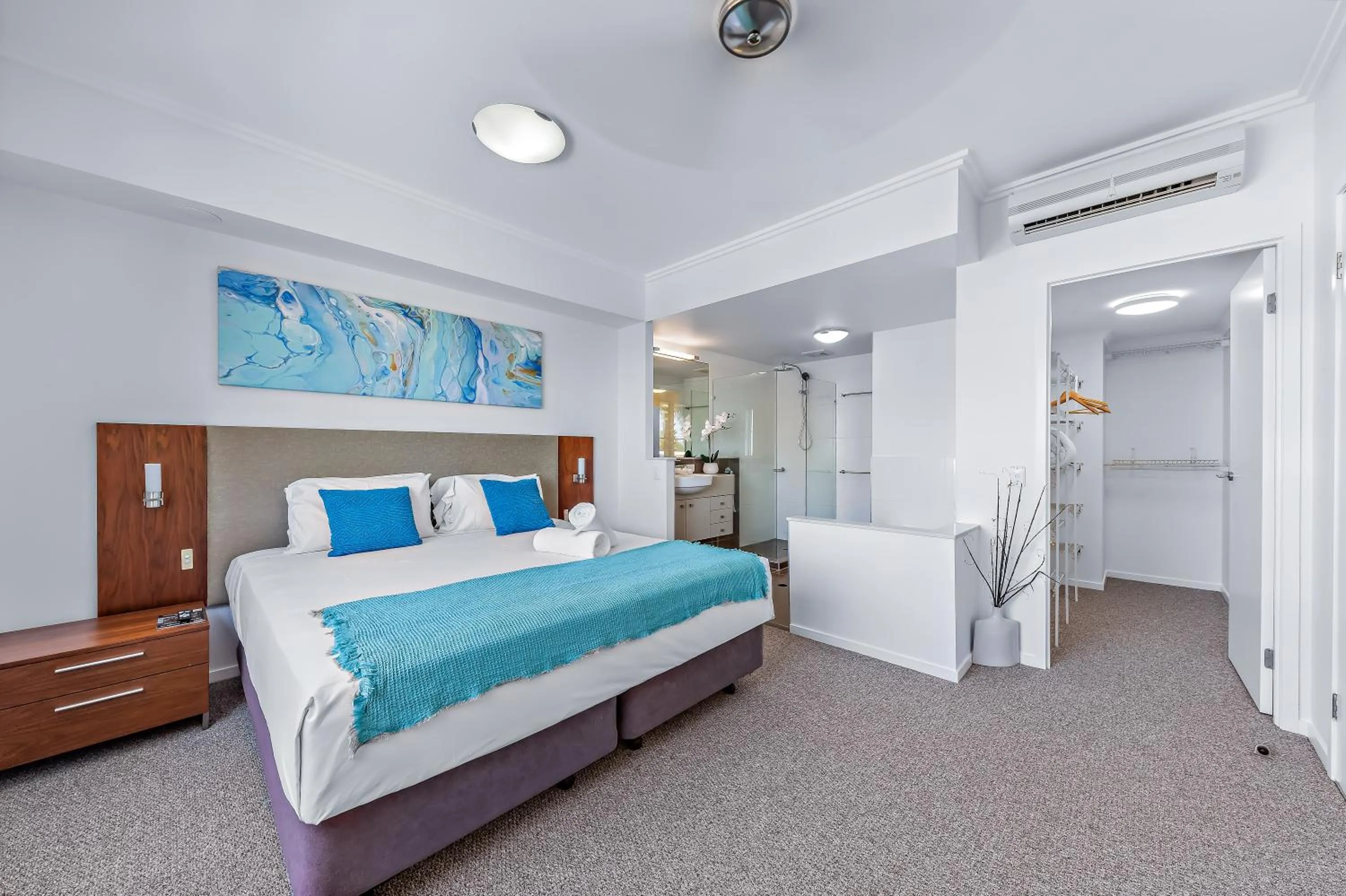 Bedroom, Bed in Airlie Summit Apartments