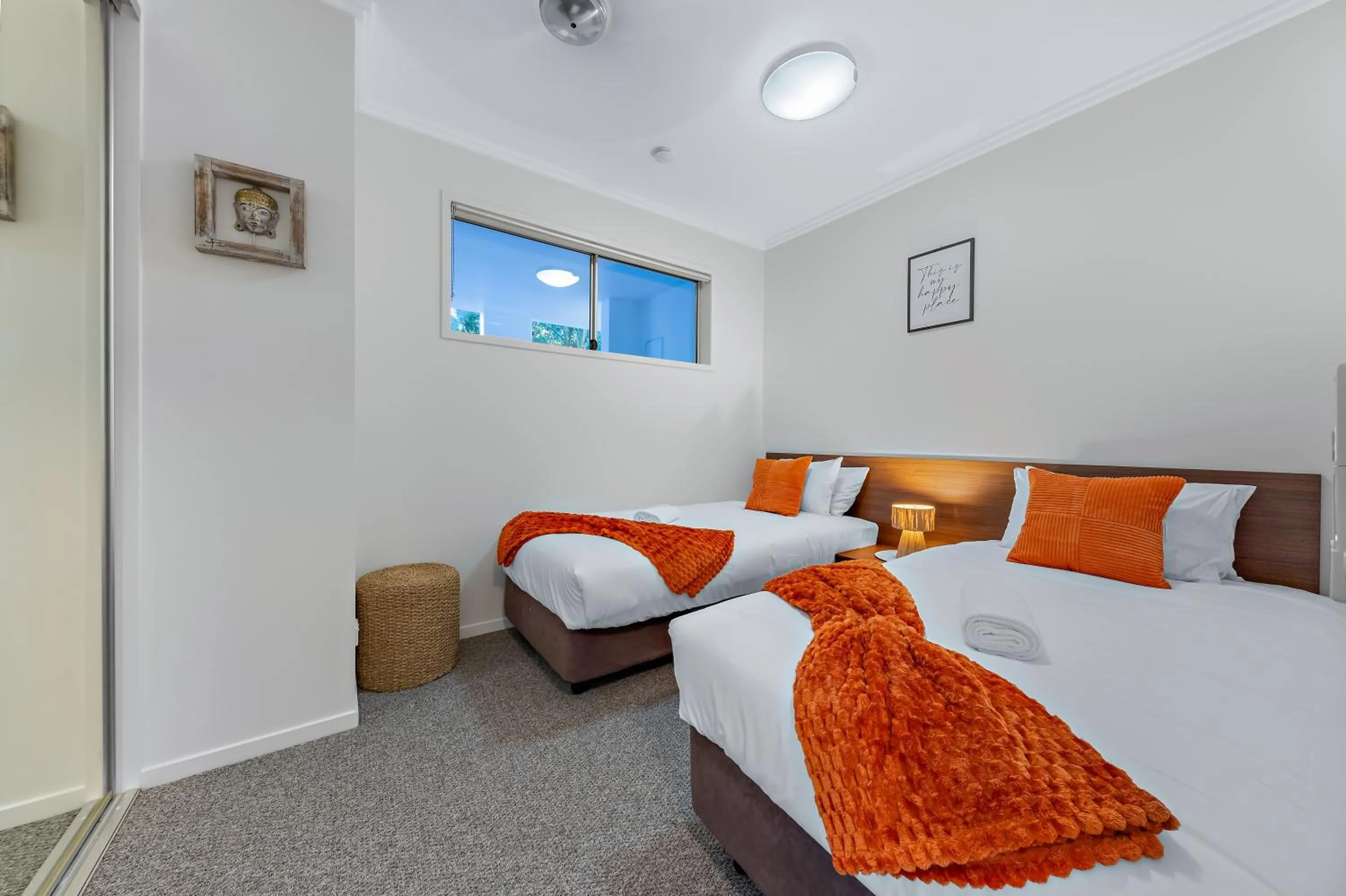 Bedroom, Bed in Airlie Summit Apartments