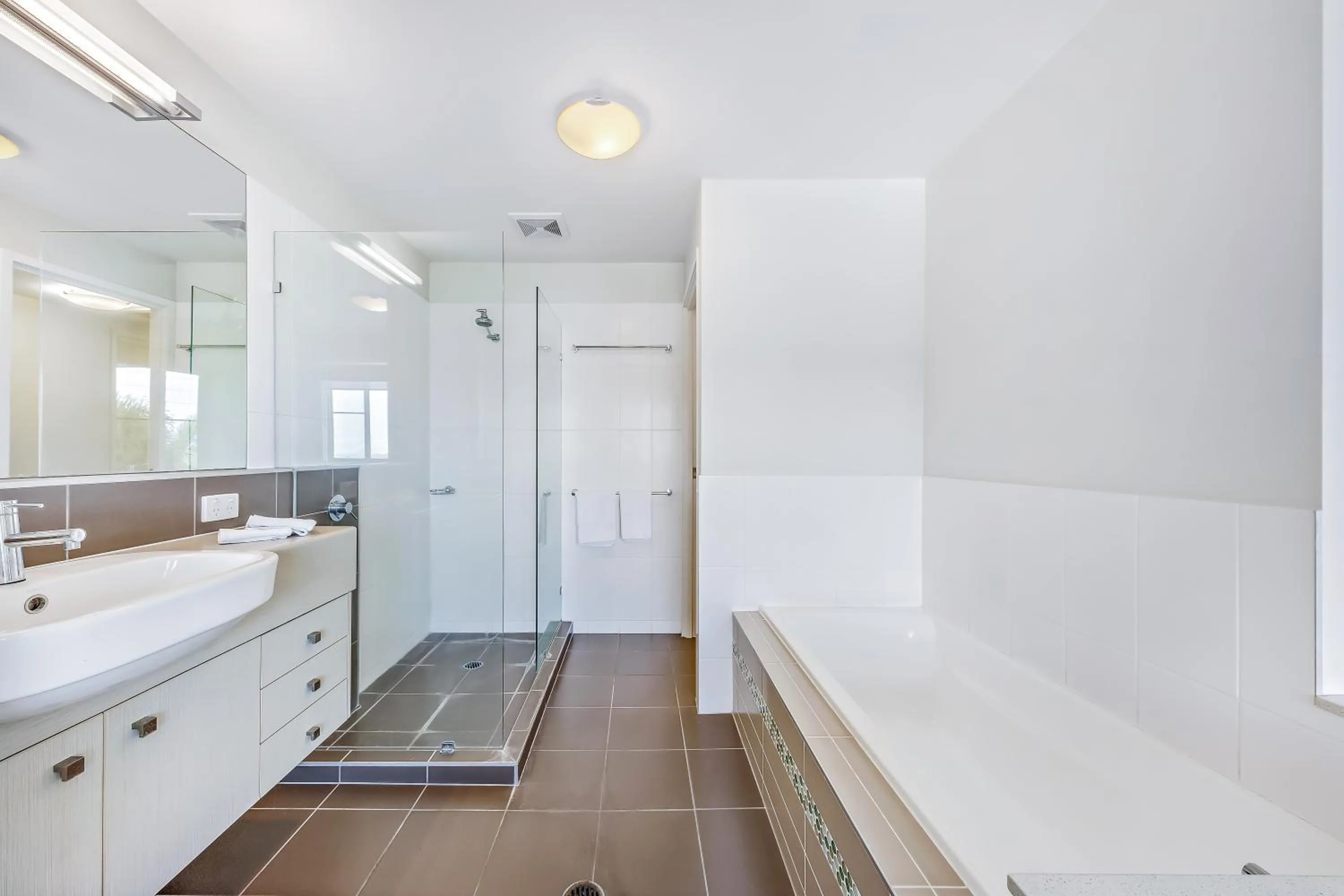 Shower in Airlie Summit Apartments