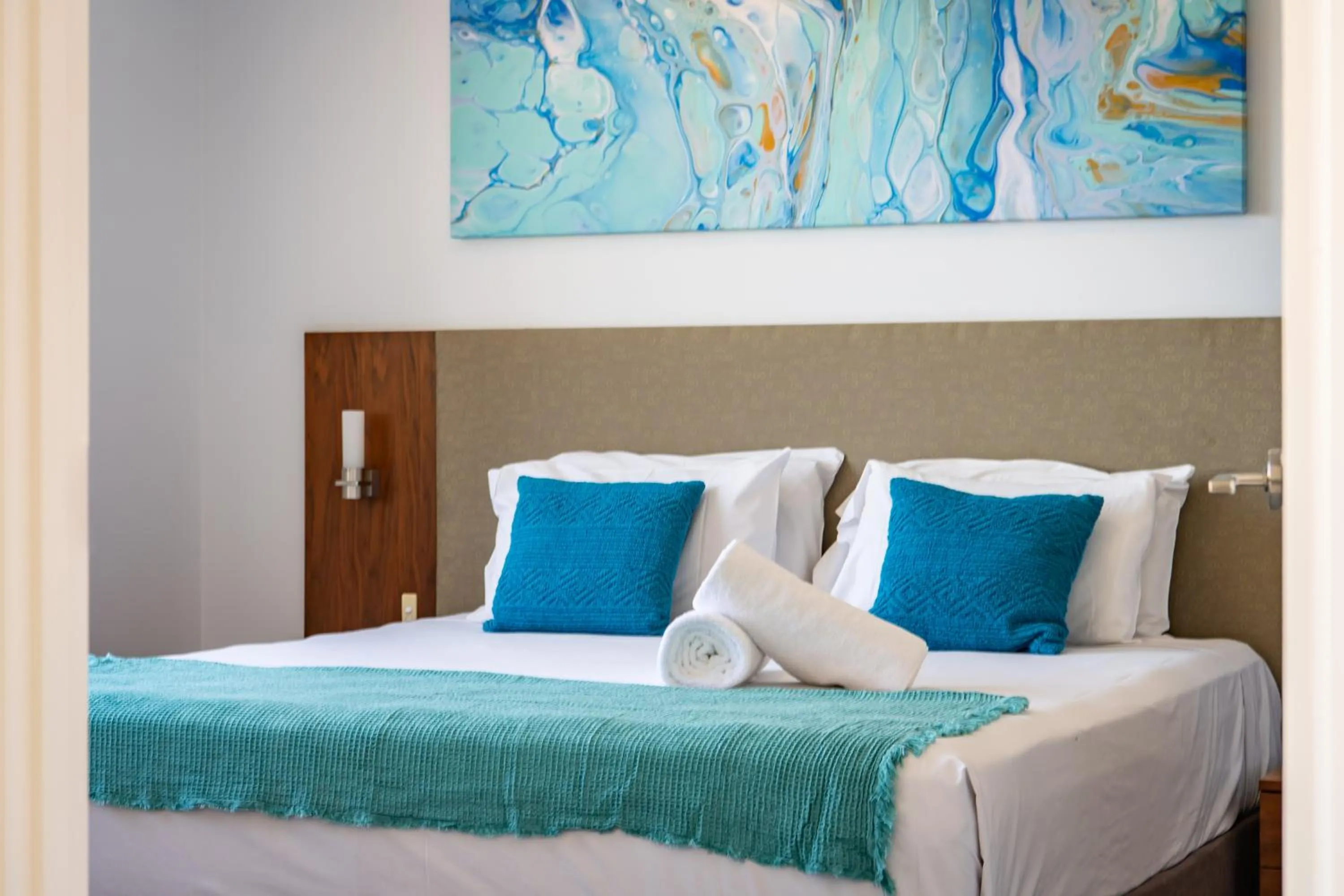 Bedroom, Bed in Airlie Summit Apartments