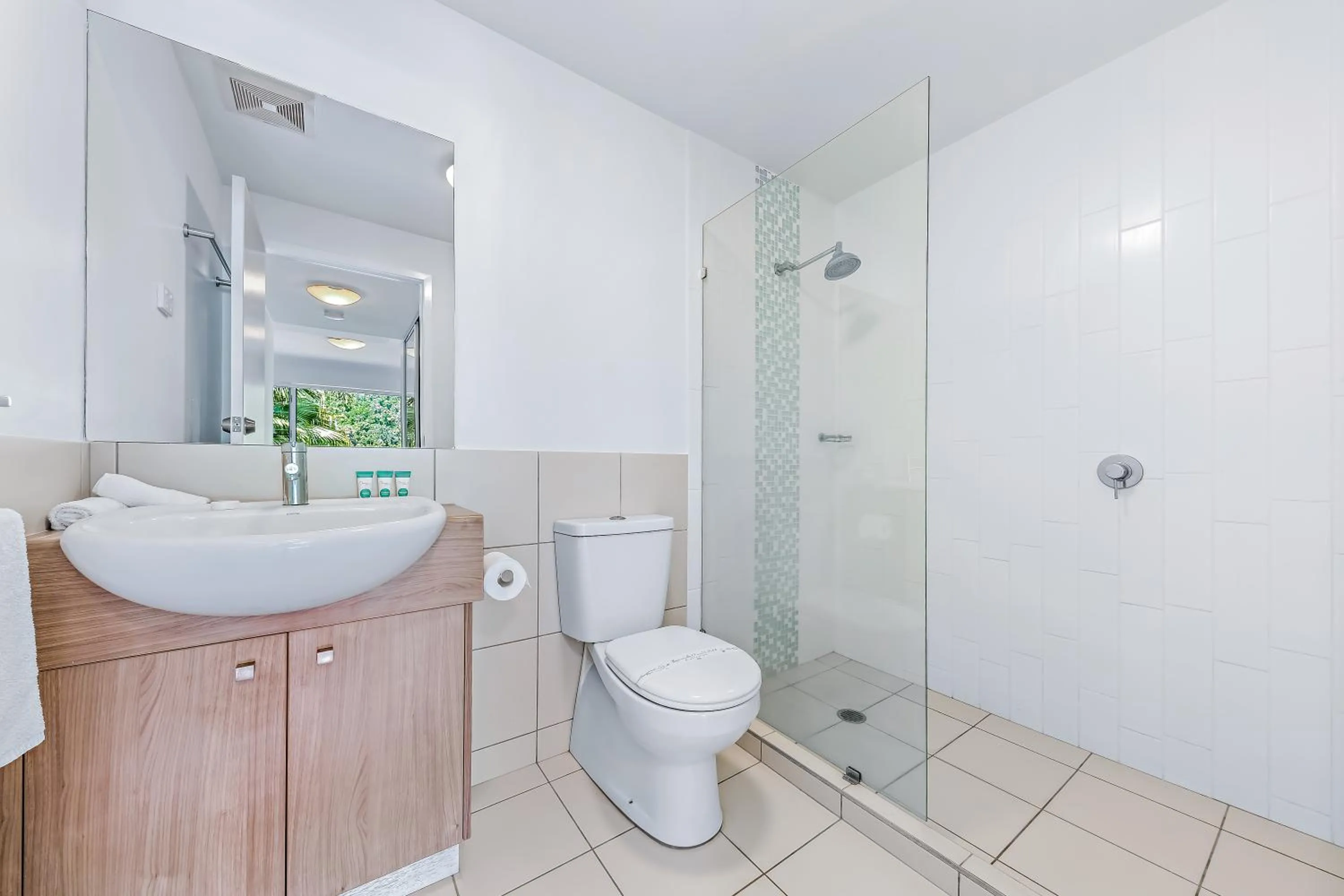 Shower in Airlie Summit Apartments