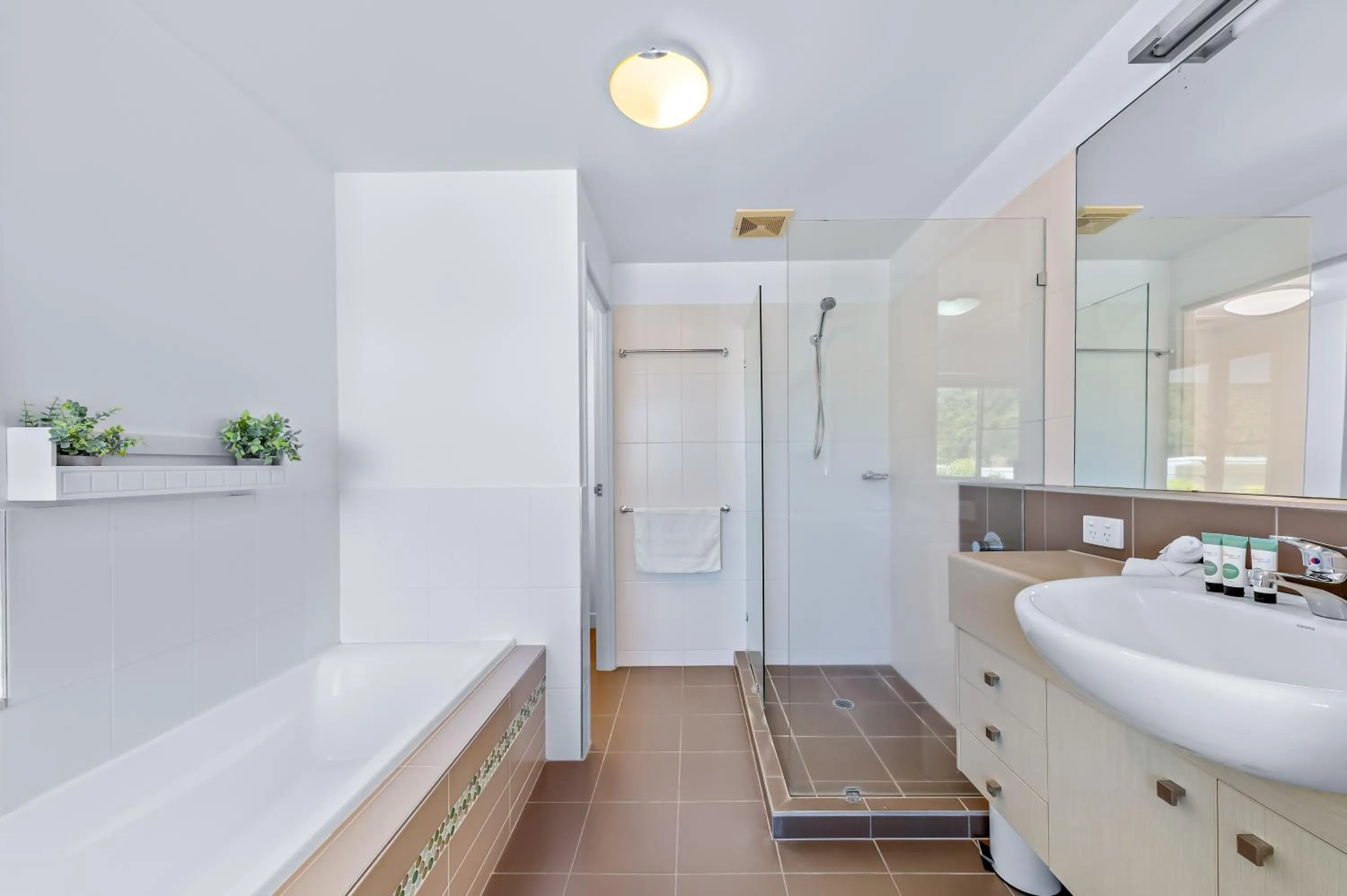 Bathroom in Airlie Summit Apartments