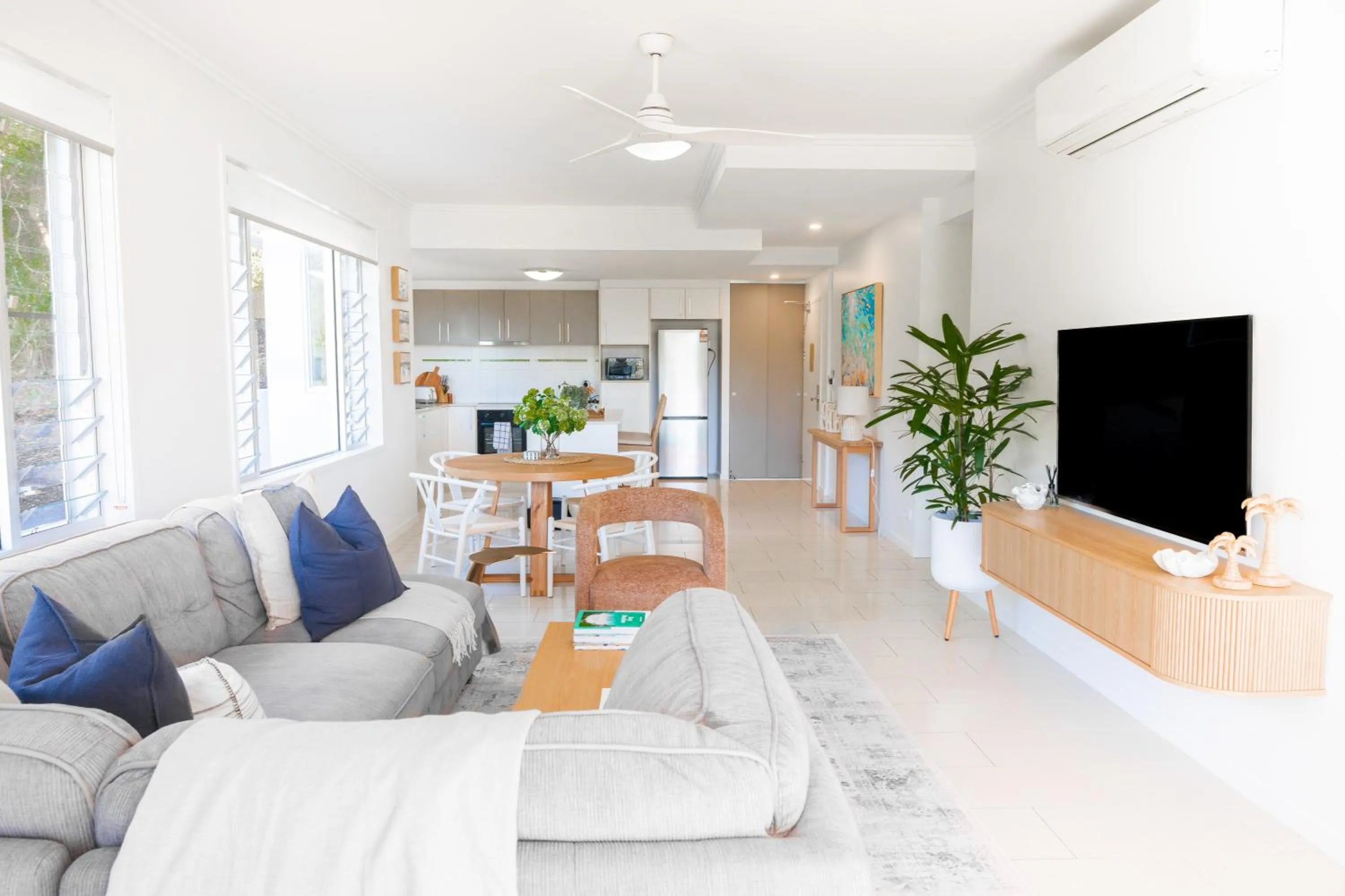 Living room in Airlie Summit Apartments