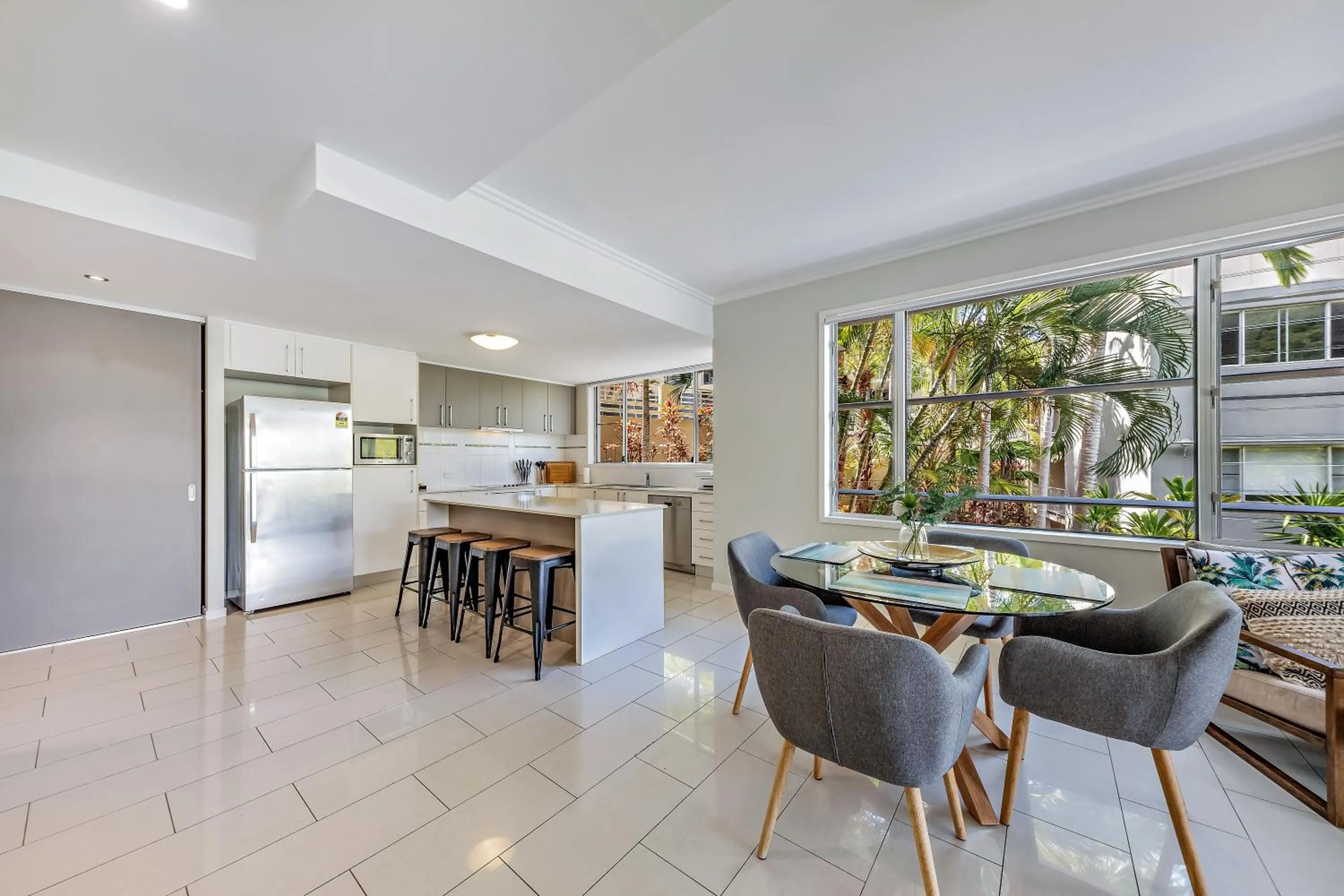 Kitchen or kitchenette in Airlie Summit Apartments