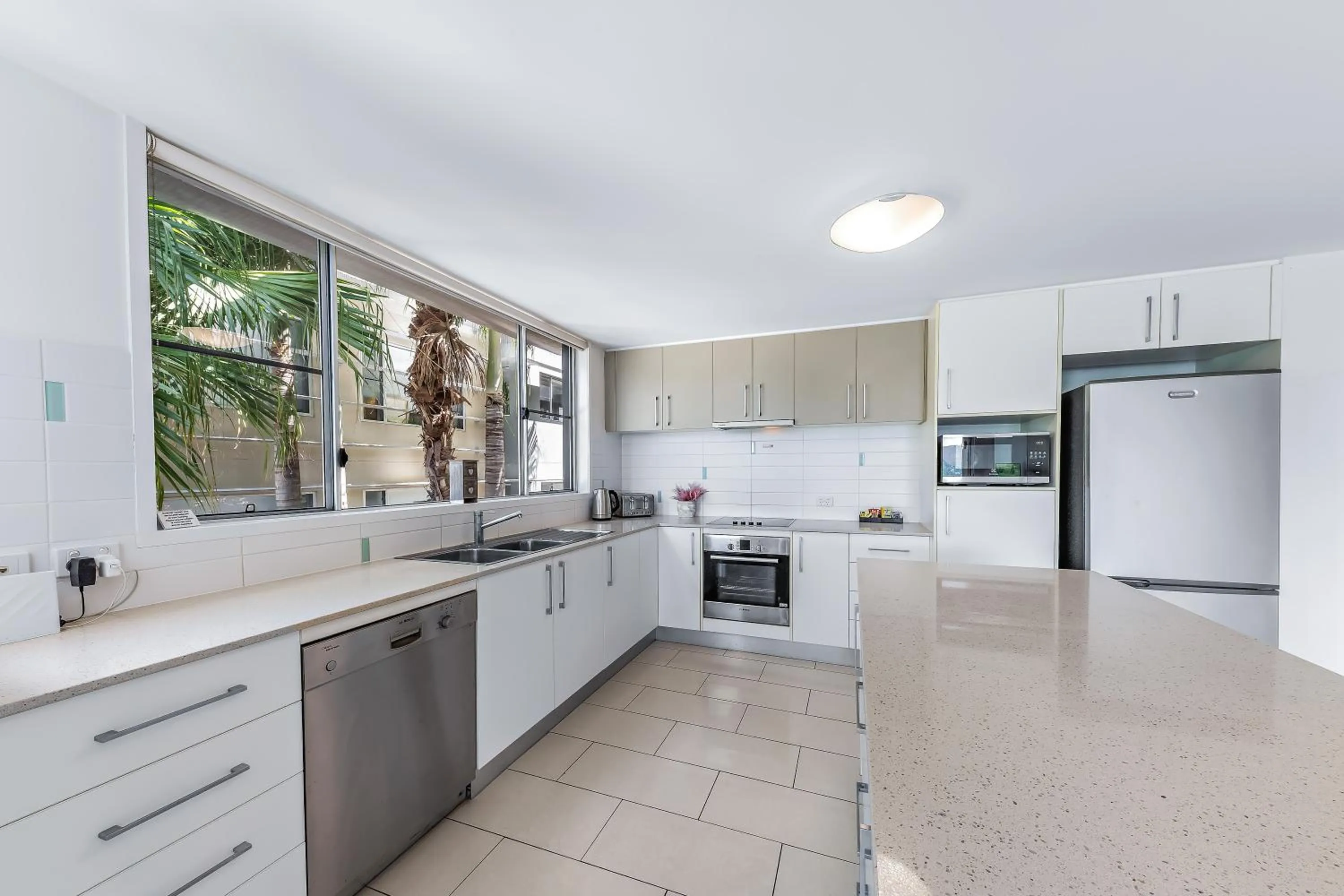 Kitchen or kitchenette in Airlie Summit Apartments