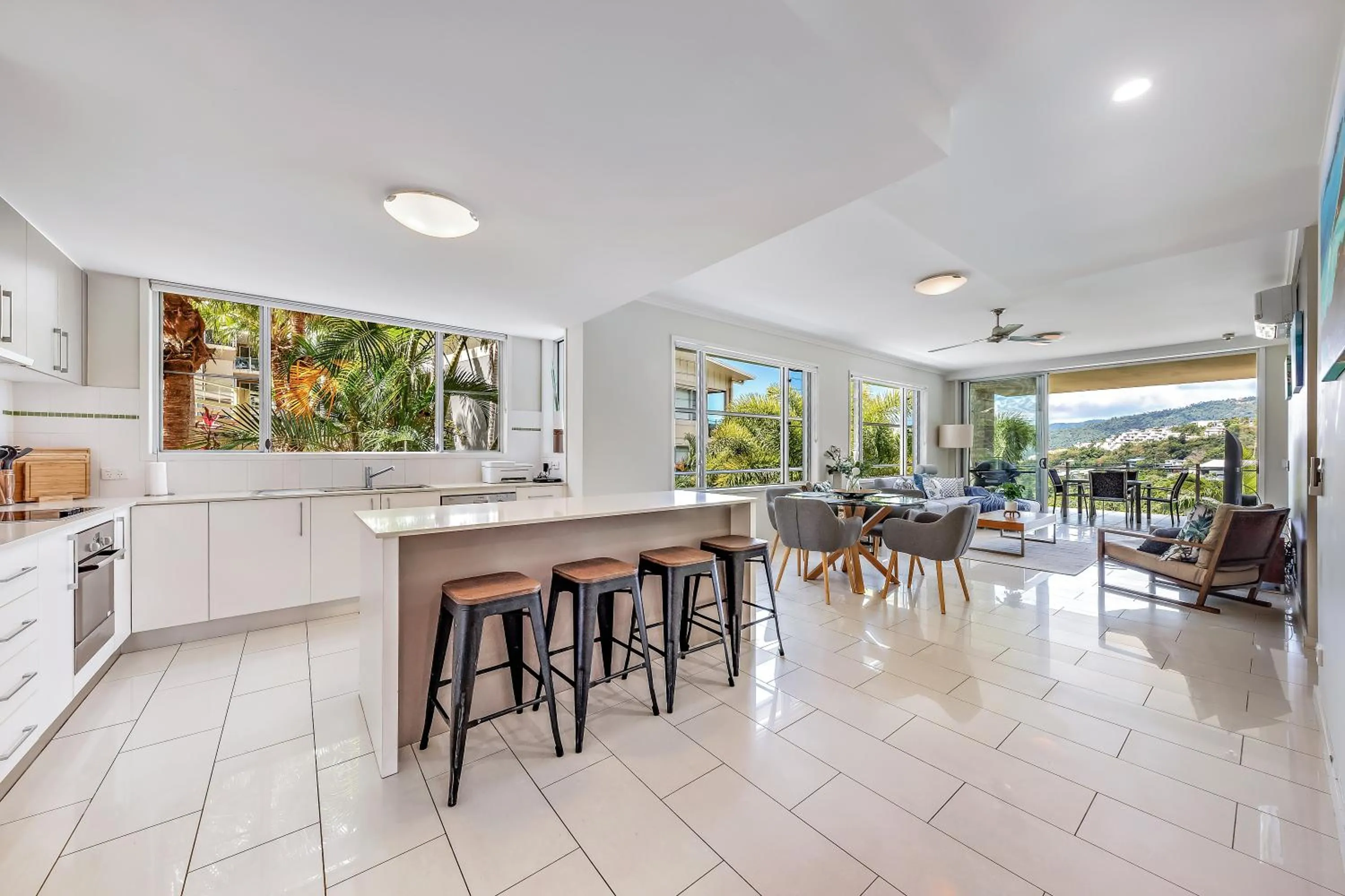 Kitchen or kitchenette in Airlie Summit Apartments