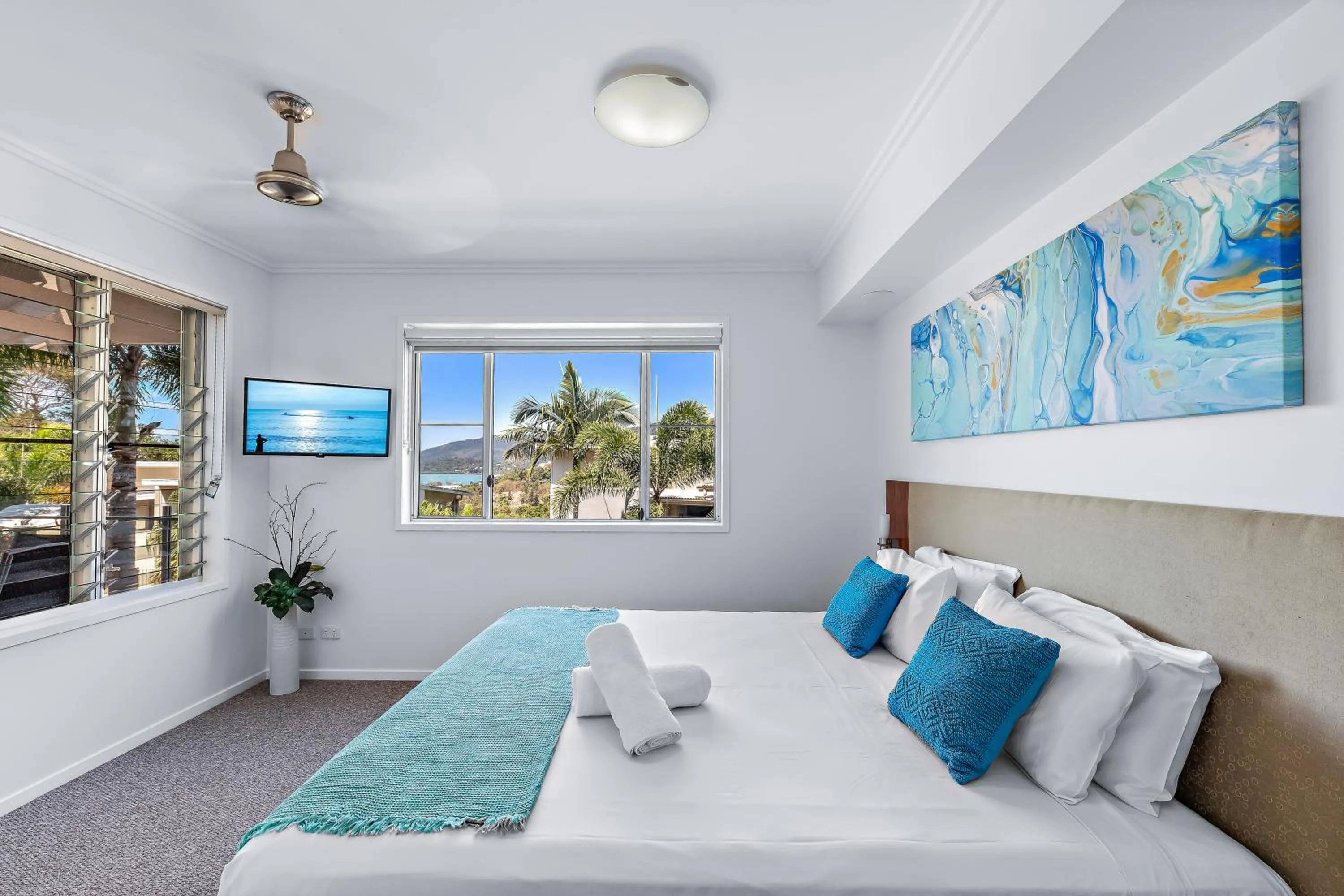 Bedroom, Bed in Airlie Summit Apartments