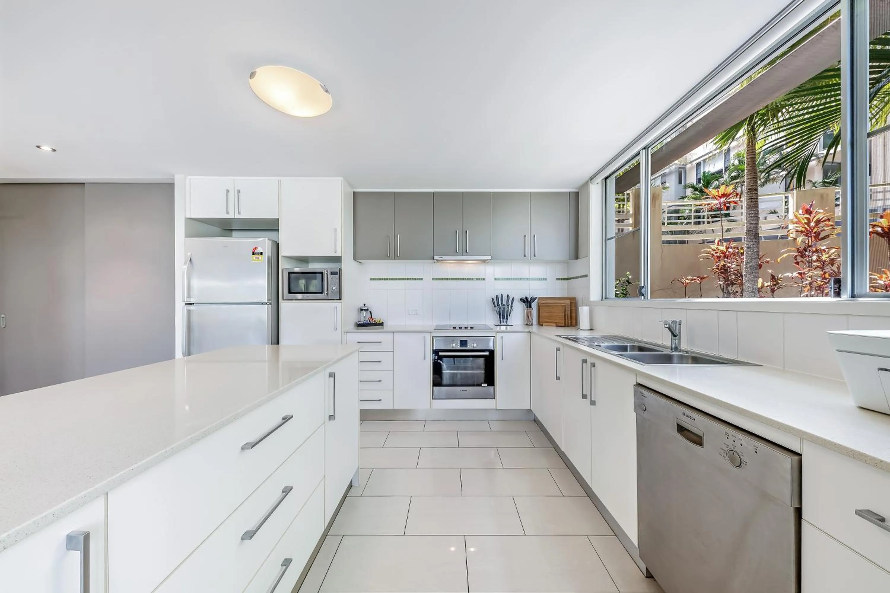 Kitchen or kitchenette in Airlie Summit Apartments