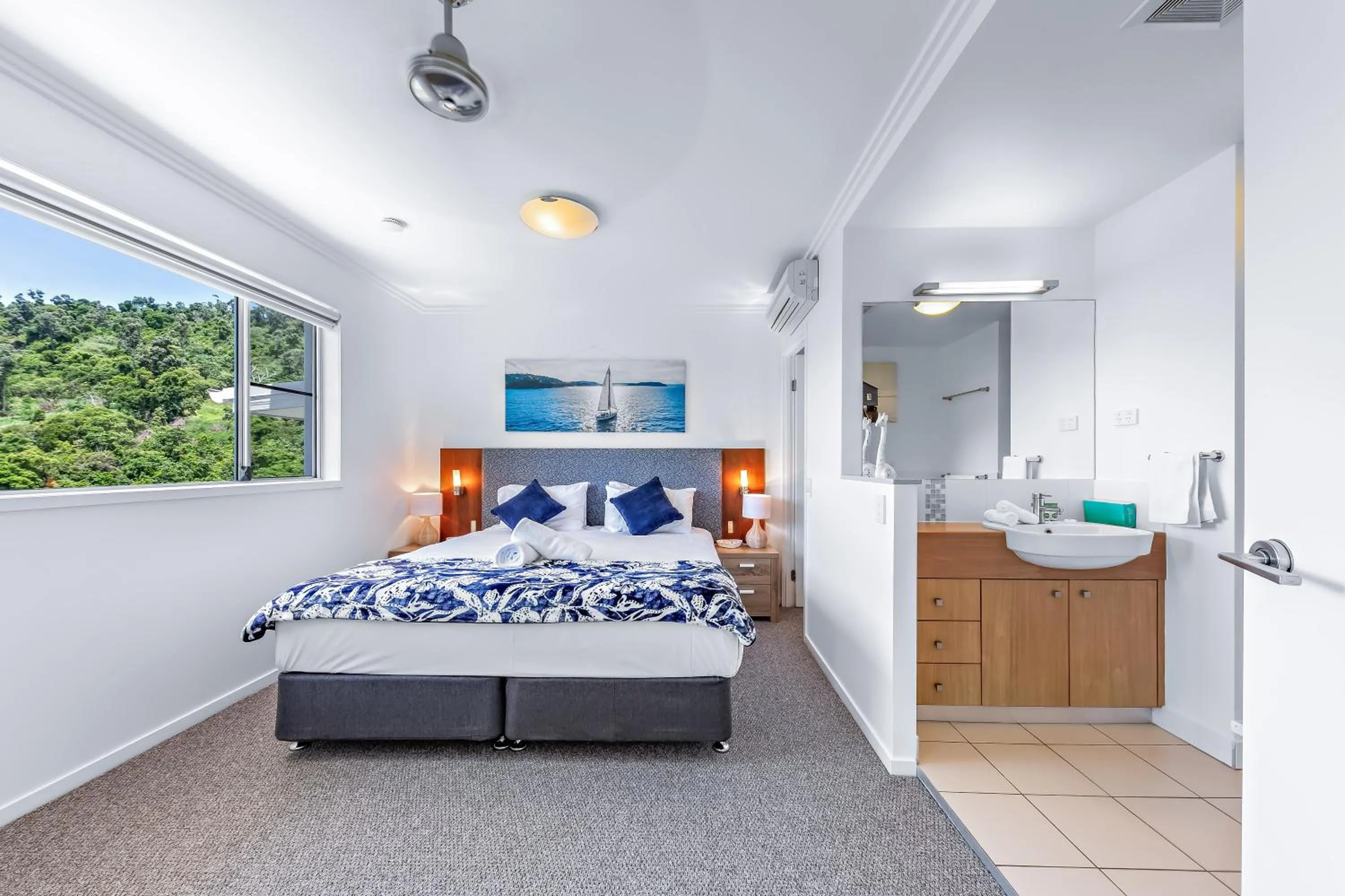 Bedroom, Bed in Airlie Summit Apartments