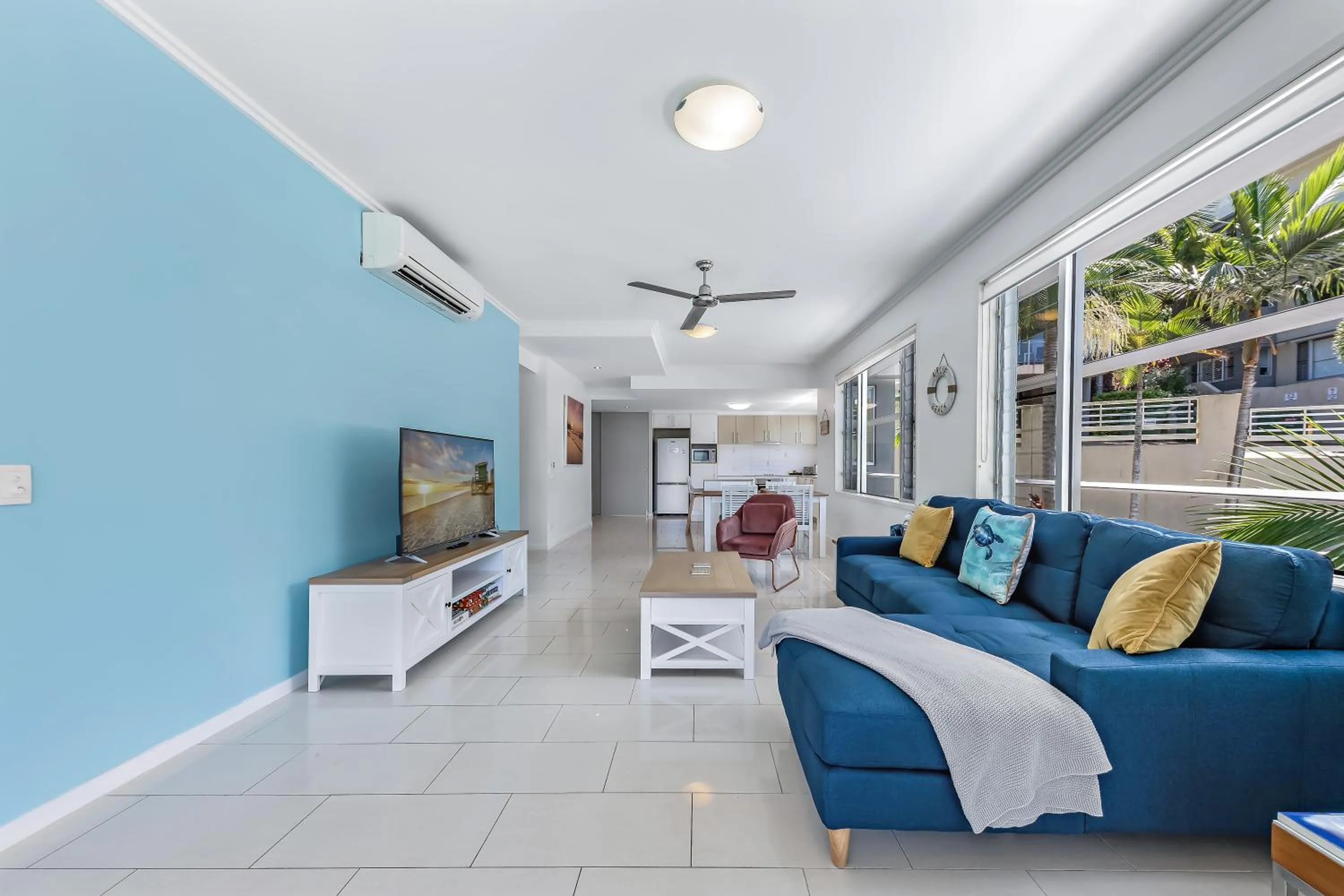 Communal lounge/ TV room, Bed in Airlie Summit Apartments