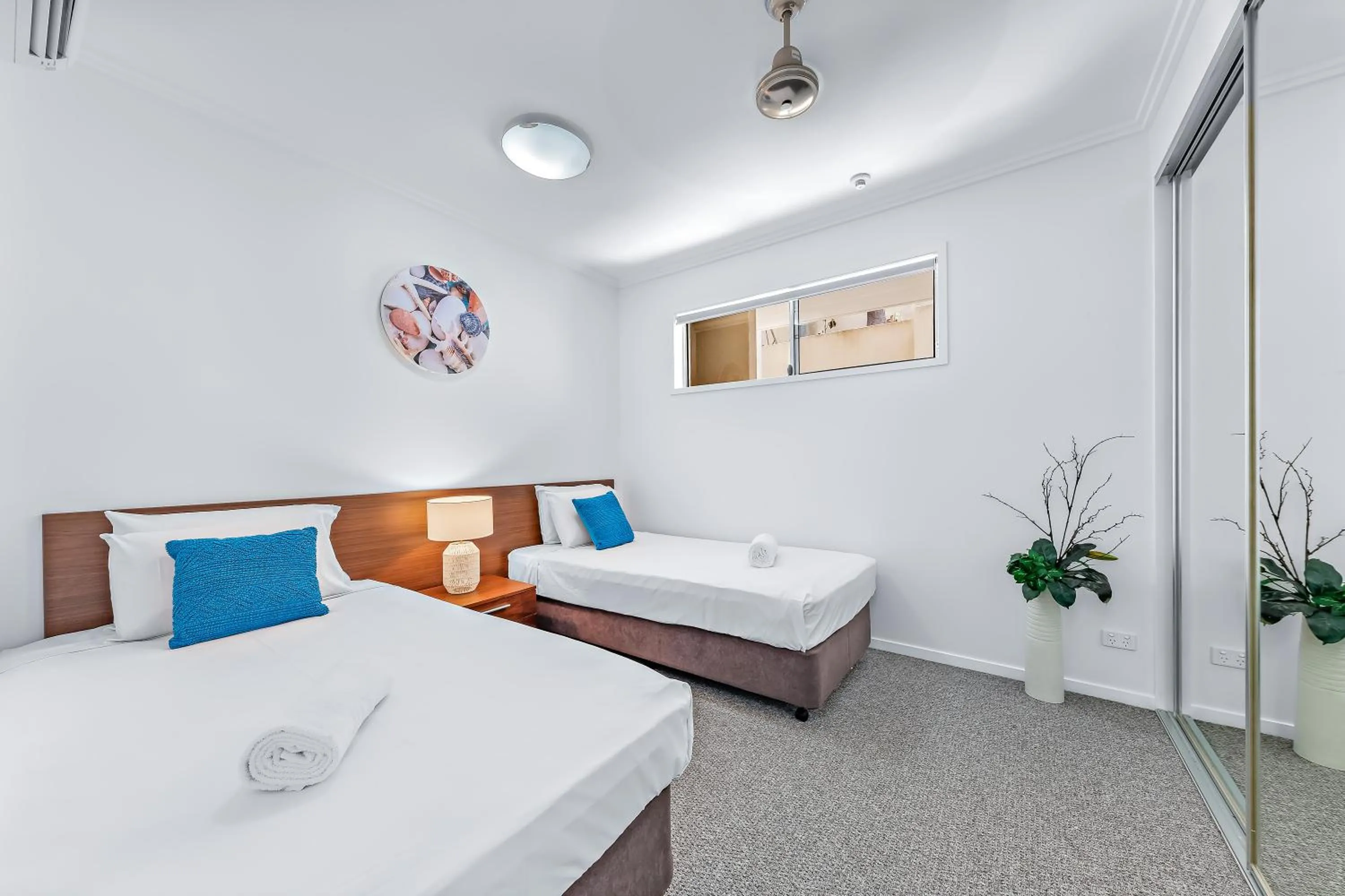 Bedroom, Bed in Airlie Summit Apartments