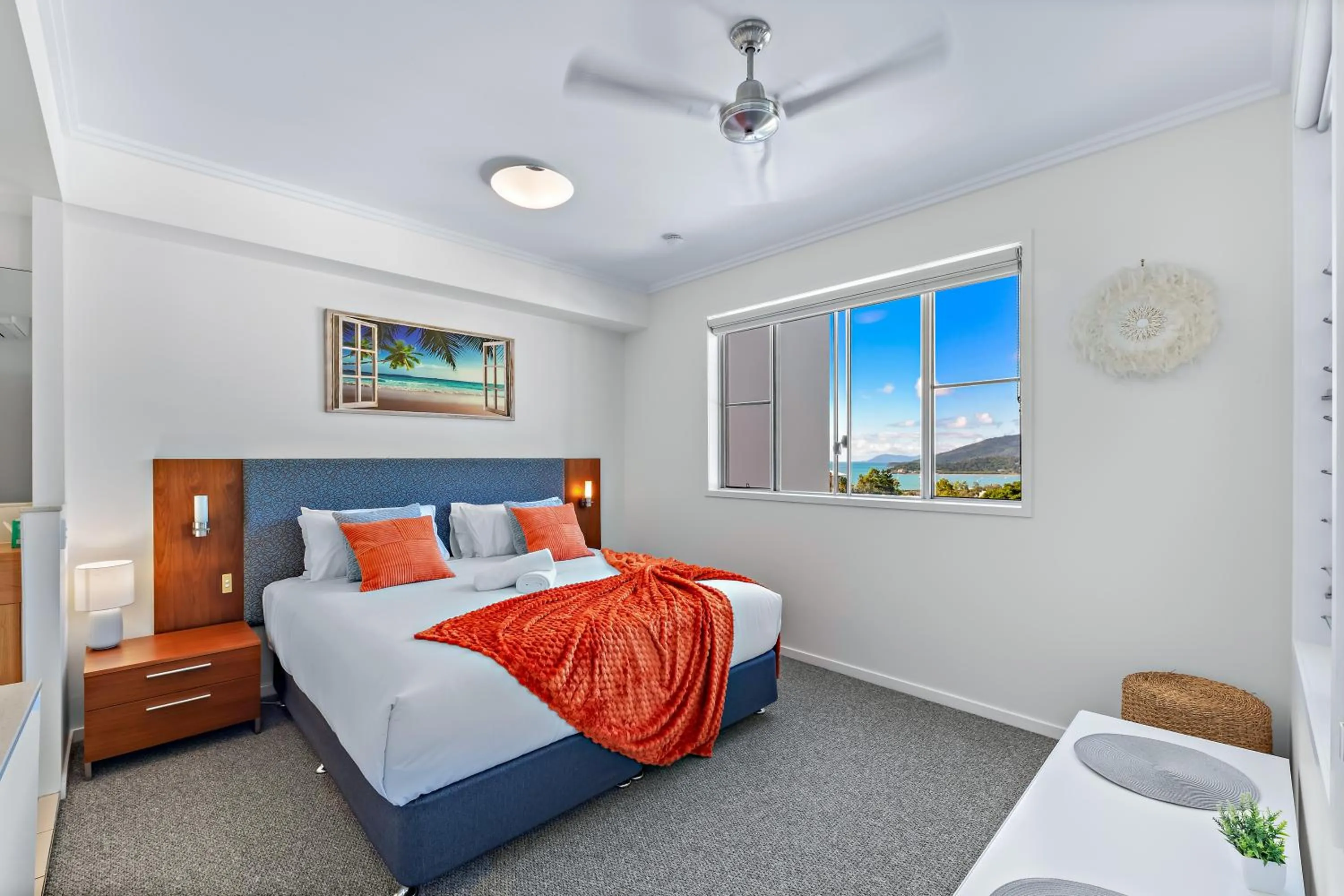 Bed in Airlie Summit Apartments