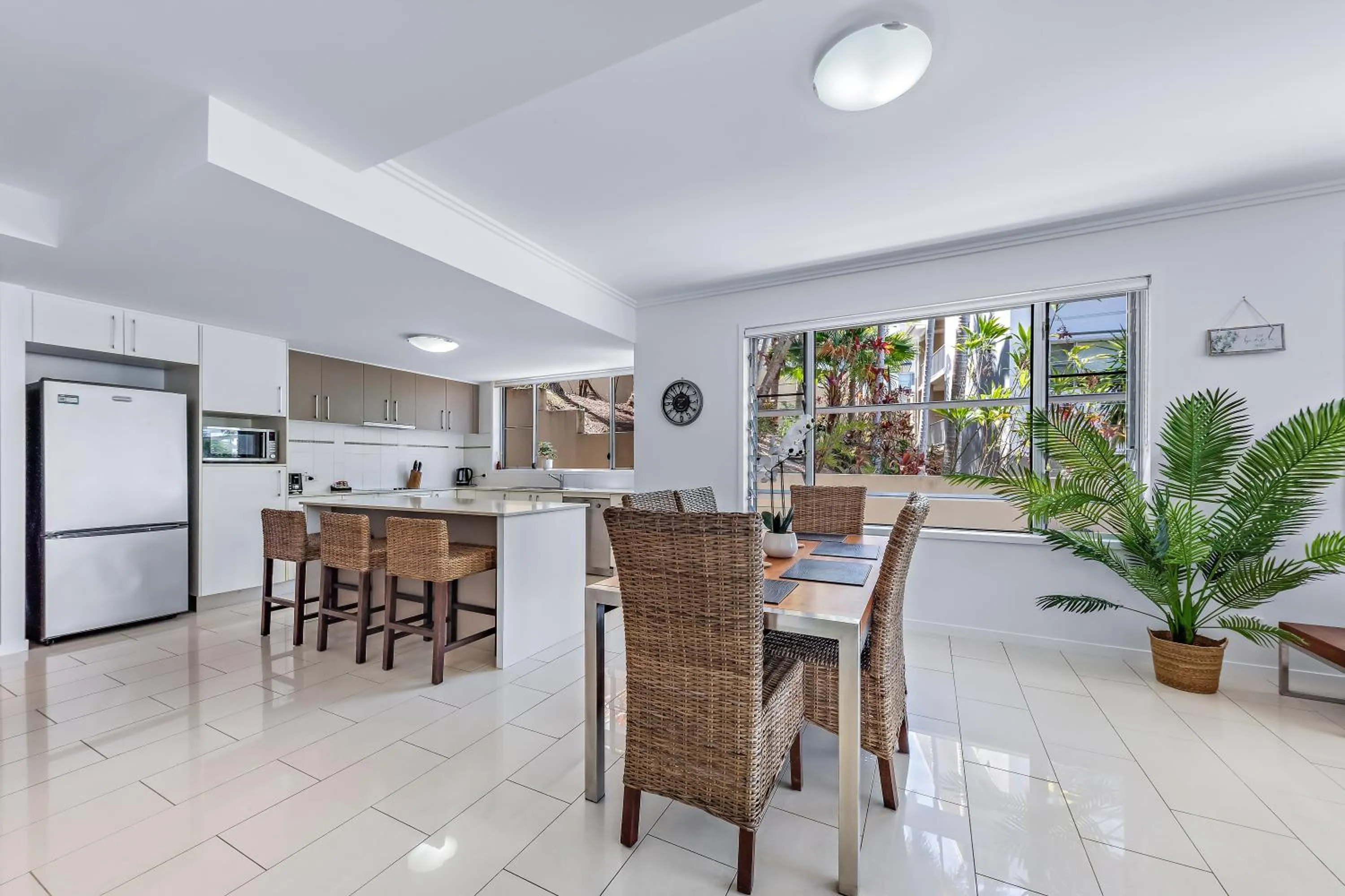 Dining area in Airlie Summit Apartments