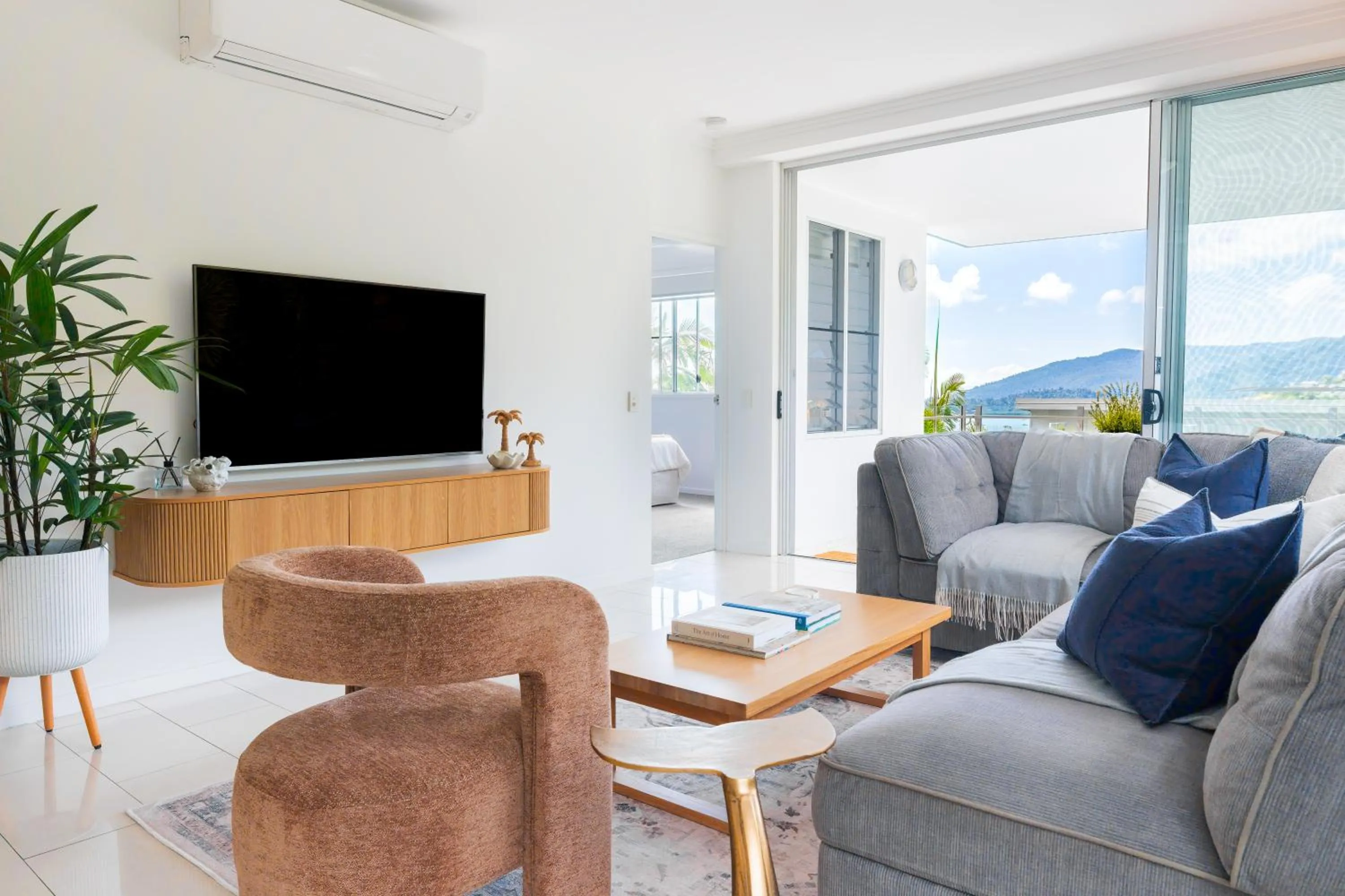 Living room in Airlie Summit Apartments