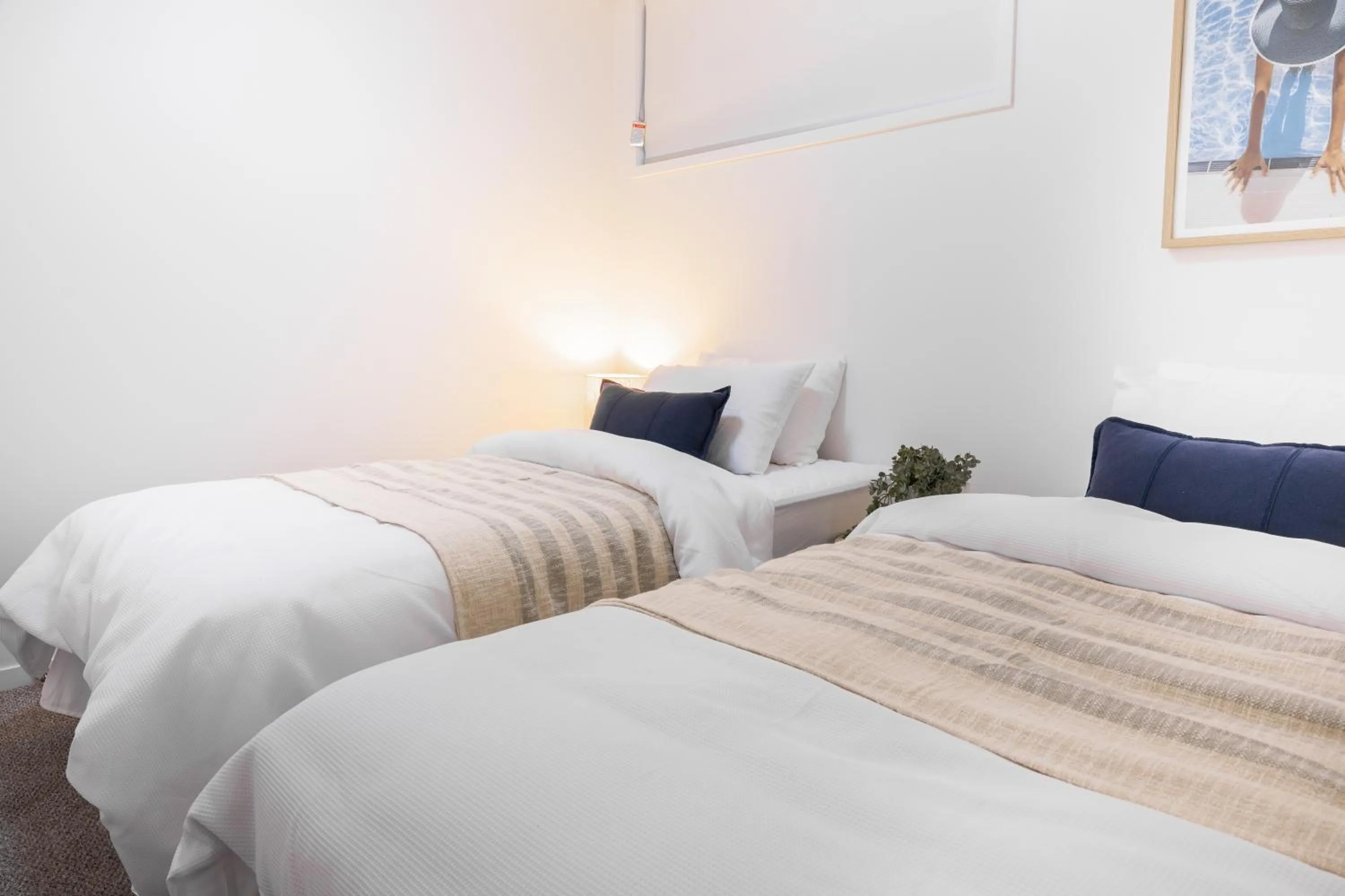 Bedroom, Bed in Airlie Summit Apartments