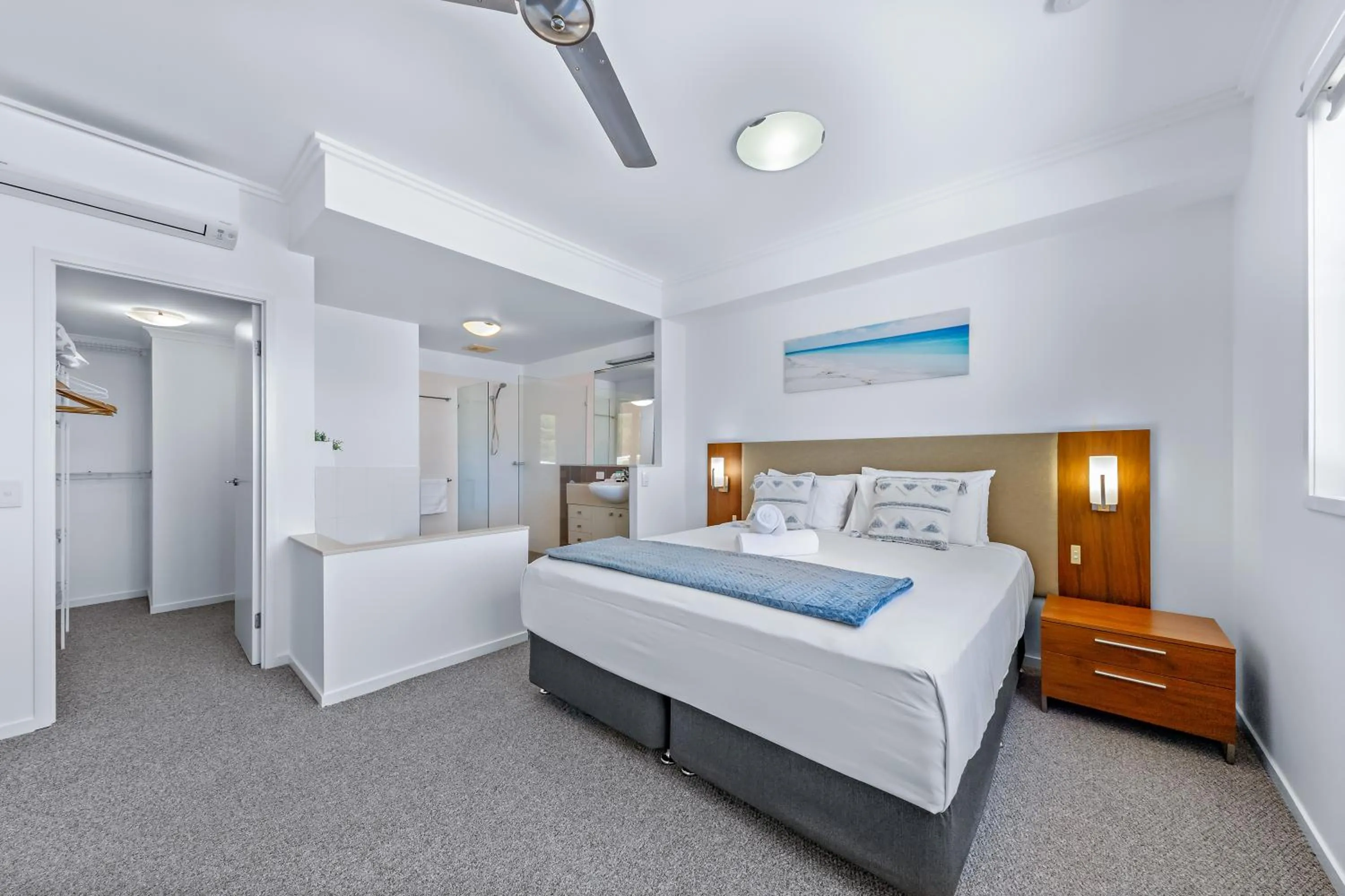 Bedroom, Bed in Airlie Summit Apartments