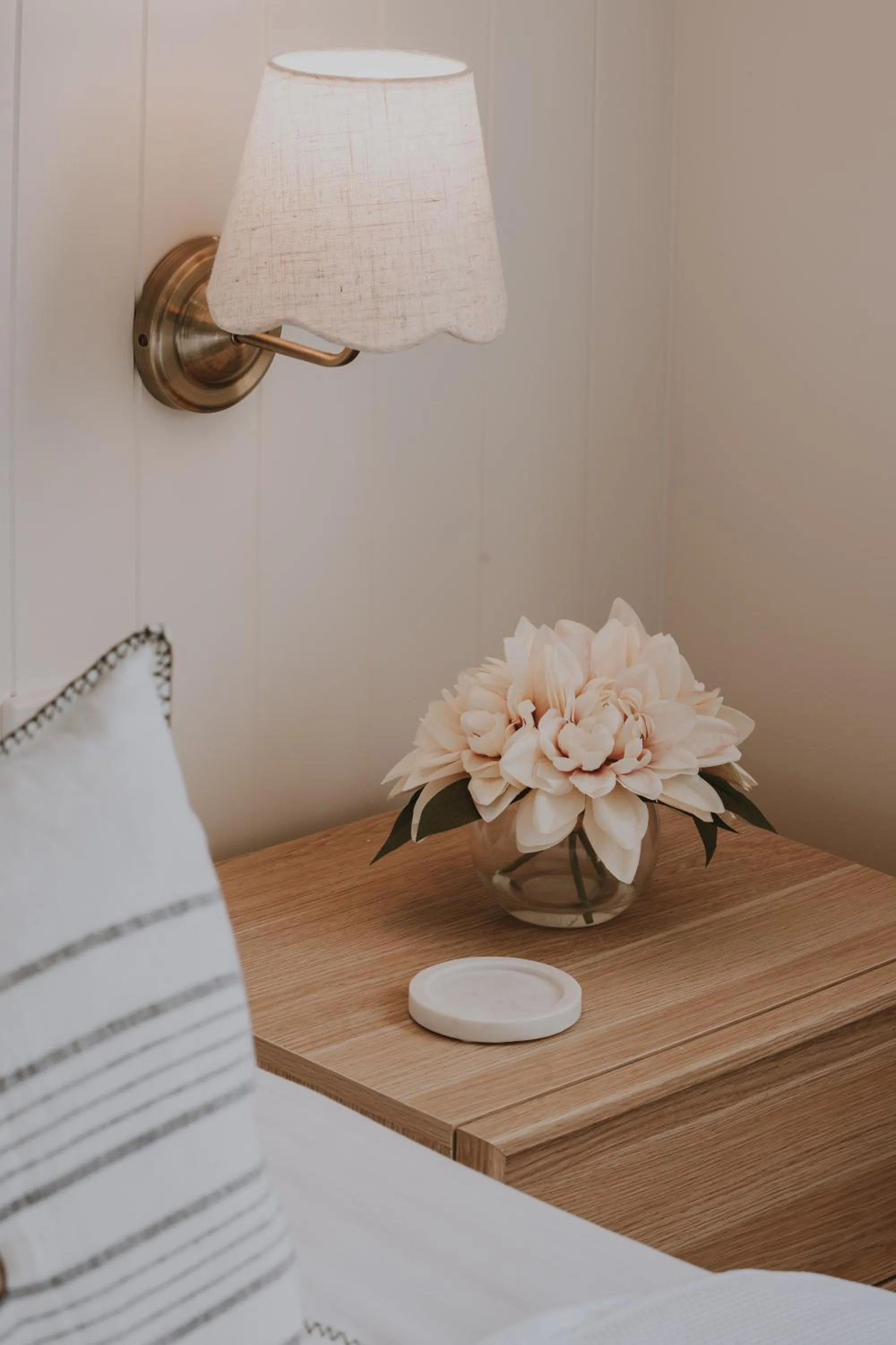 Bedroom, Bed in Airlie Summit Apartments